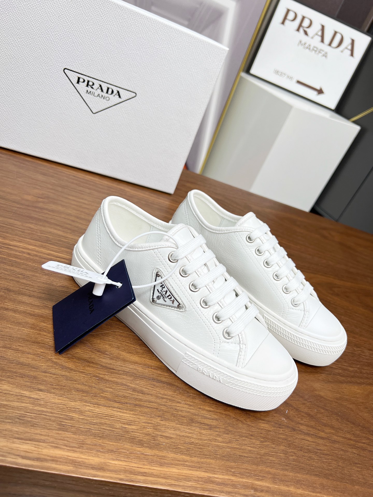 NO:164921,The highest version on the market PRADA 25 Spring New △ Triangle Butter Soft Leather Single Shoes A must-have for fashionable beauty that you must not miss. Simple and easy to match. Excellent texture. Pure and minimalist neat and poetic. It uses original imported super soft butter leather   sheepskin lining pad. Original two-color outsole Size35-39 (customized for 40/41 without return) Black and white, casual shoes/sports shoes, prada, prada, sneakers, sheepskin19860909市面最高版本 PRADA 普拉达25春季新款△三角标牛油软皮单鞋 时髦精绝对不能错过的必入款 简单好搭 质感极好的vintage感 纯粹和极简做的利落又诗意 采用原版进口超软牛油皮 羊皮里垫 原版双色大底 Size35-39（40/41定做不退换） 黑色、白色,休闲鞋/运动鞋,prada,prada,sneakers,sheepskin,Women's Shoes