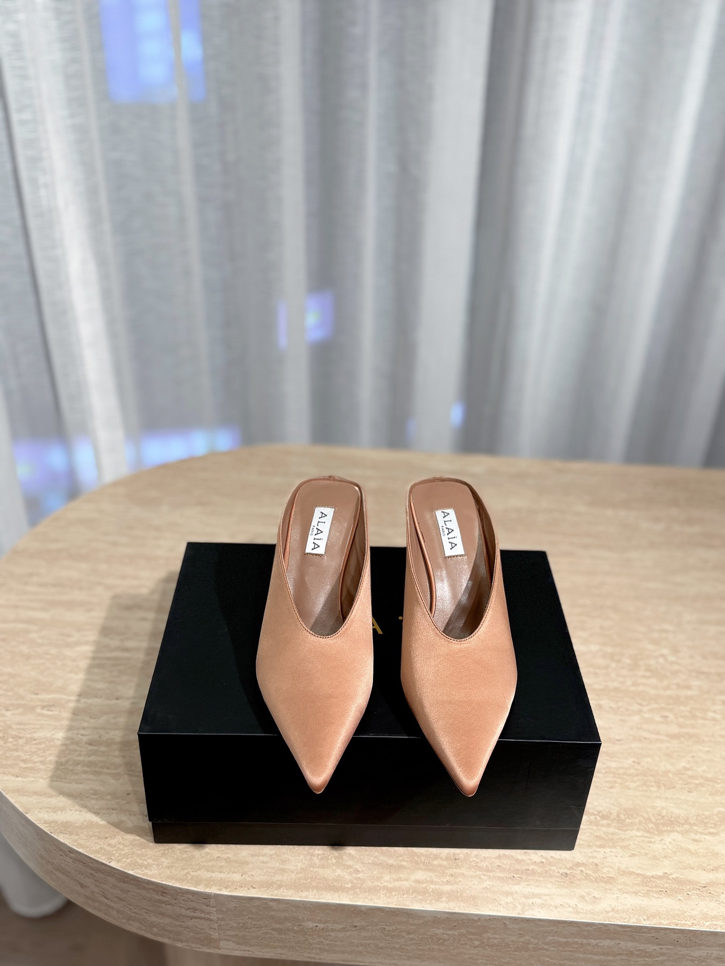 NO:232207,(Top version) ALAA|Super elegant mid-heeled shoes A pointed-toe shoe has been popular recently. ALAA|Super elegant low-heeled shoes This pair of shoes is really full of slackness! ! ! Super comfortable to wear. A pair that is easy to wear and fashionable with different styles. Different styles can be easily controlled. Whether it is jeans, suit pants, or pleated skirts, you can improve your outfit to fashion. Original custom imported silk fabric, inner footbed imported sheepskin, large soles imported from Italy, heel height 6.5mm, size 35-40 (41, 42 custom made without return or exchange), semi-drag, skirts, jeans, business suit, sheepskin, real silk, Leather soles19860909（顶级版本）ALAA|超有气质的中跟鞋最近超火的一款尖头鞋 ALAA|超有气质的低跟鞋 这双鞋真的松弛感拉满！！！ 上脚超级舒适 好穿又时髦的一双配上不同款式,不同风格都能轻松驾驭,无论牛仔裤,西装裤,还是百褶裙,都能将你的穿搭提升到时尚 面料原版订制进口真丝 內里垫脚进口羊皮 大底意大利进口真皮大底 跟高6.5mm 码数35-40（41、42订做不退换）,半拖,skirts,jeans,business suit,sheepskin,real silk,Leather soles,Women's Shoes