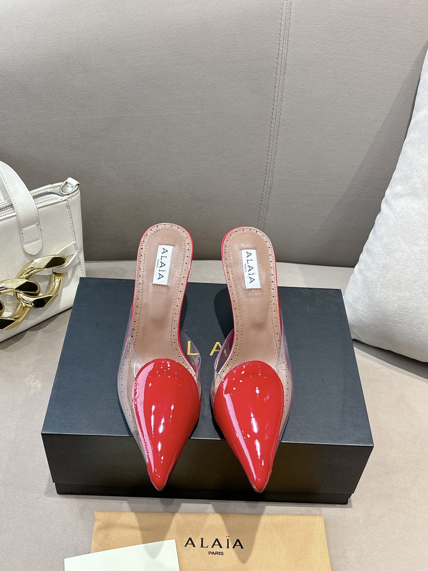 NO:256868,Alaiya 25ss/ Showcase love high heels. A very popular high heels. The same style of many celebrities. A very popular high heels. Romantic and charming. Comfortable and versatile. Different styles can be easily controlled by different styles. Whether it is jeans, suit pants, or pleated skirts, you can enhance your outfit to fashion, elegance and excellence. Original custom imported beef patent leather. Inner footbed imported sheepskin. Outsole imported Italian leather outsole. Heel height 10mm. Size 35-40 (41 and 42 custom-made, no return or exchange). High heels, high heels, skirts, jeans, business suit, sheepskin, Leather soles19860909阿莱亚25ss/ 走秀款爱心高跟鞋 最近超火的一款高跟鞋 众多明星同款 人气超高的一款高跟鞋 浪漫又迷人 舒适百搭配上不同款式,不同风格都能轻松驾驭,无论牛仔裤,西装裤,还是百褶裙,都能将你的穿搭提升到时尚,优雅和卓越之中 面料原版订制进口牛漆皮 內里垫脚进口羊皮 大底意大利进口真皮大底 跟高10mm 码数35-40（41、42订做不退换）,高跟鞋,high heels,skirts,jeans,business suit,sheepskin,Leather soles,Women's Shoes