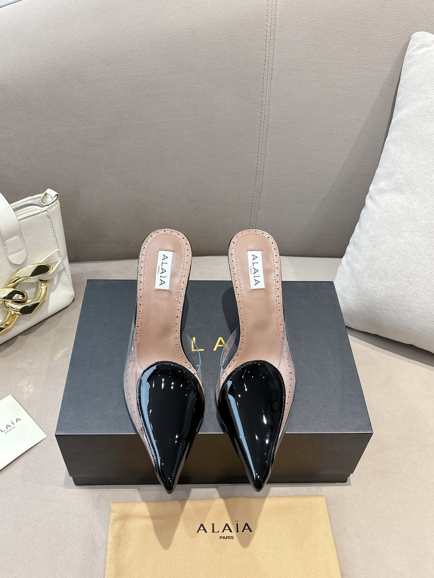 NO:239456,(Top version) Alaiya 25ss/ catwalk love high heels A popular high heels recently. The same style of many celebrities. A very popular high heels. Romantic and charming. Comfortable and versatile. Different styles can be easily controlled by different styles. Whether it is jeans, suit pants, or pleated skirts, you can enhance your outfit to fashion, elegance and excellence. Original custom imported beef patent leather. Inner footbed imported sheepskin. Outsole imported Italian leather outsole. Heel height 10mm. Size 35-40 (41 and 42 custom made without return). Half-stork high heels, high heels, skirts, jeans, business suit, sheepskin, Leather soles19860909（顶级版本） 阿莱亚25ss/ 走秀款爱心高跟鞋 最近超火的一款高跟鞋 众多明星同款 人气超高的一款高跟鞋 浪漫又迷人 舒适百搭配上不同款式,不同风格都能轻松驾驭,无论牛仔裤,西装裤,还是百褶裙,都能将你的穿搭提升到时尚,优雅和卓越之中 面料原版订制进口牛漆皮 內里垫脚进口羊皮 大底意大利进口真皮大底 跟高10mm 码数35-40（41、42订做不退换）,半拖高跟鞋,high heels,skirts,jeans,business suit,sheepskin,Leather soles,Women's Shoes