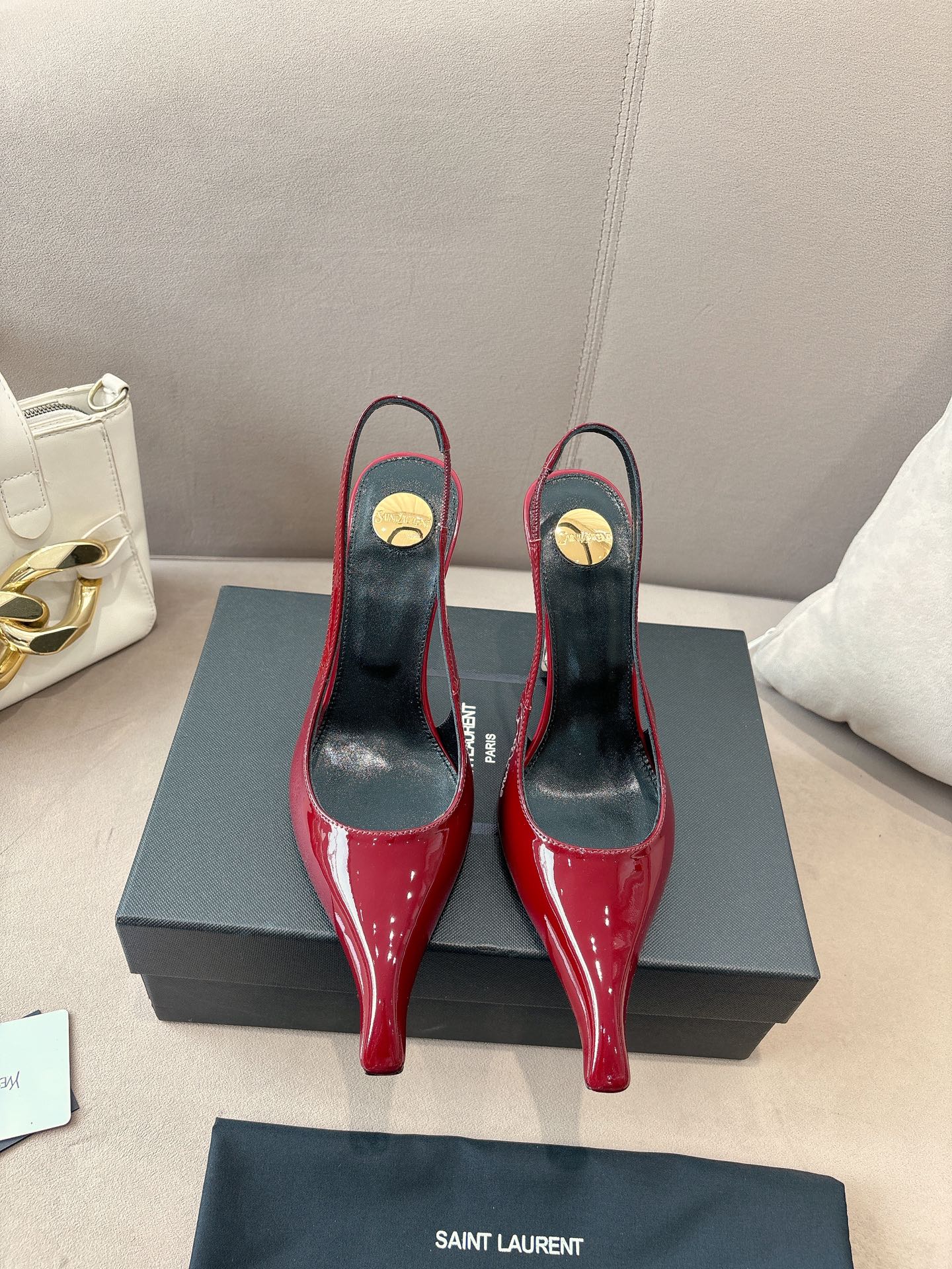 NO:390772,(Top version) Saint Laurent YSL 25ss/Autumn and Winter Ready-to-wear series high heels. The design of toe and transparent heels is very effective in the final appearance. Only YSL understands the woman's heart the most and does not accept rebuttals. It is a super invincible feminine artifact. A must-have for women (Z-quality full-body customization, home-desk hardware accessories, perfect consistency) Upper imported beef patent leather Goat leather imported sole imported sole Heel height 10.5cm Size 36-39 (40, 41, 42 can be customized without return) (full package), high heels sandals, saint laurent, saint laurent, sandals, high heels, sheepskin, Leather soles19860909（顶级版本） 圣罗兰ysl 25ss/秋冬成衣系列走秀款的高跟鞋 鞋头和透明鞋跟的设计,最终呈现效果也挺有感觉 唯有YSL最懂女人心,不接受反驳,超级无敌女人味神器,女人必备（z品全身定制、自家开模五金配件、完美一致） 鞋面进口牛漆皮 内里进口山羊皮 鞋底进口真皮大底 跟高10.5cm 码数36-39（40、41、42可定做不退换）（全套包装）,高跟鞋凉鞋,saint laurent,saint laurent,sandals,high heels,sheepskin,Leather soles,Women's Shoes