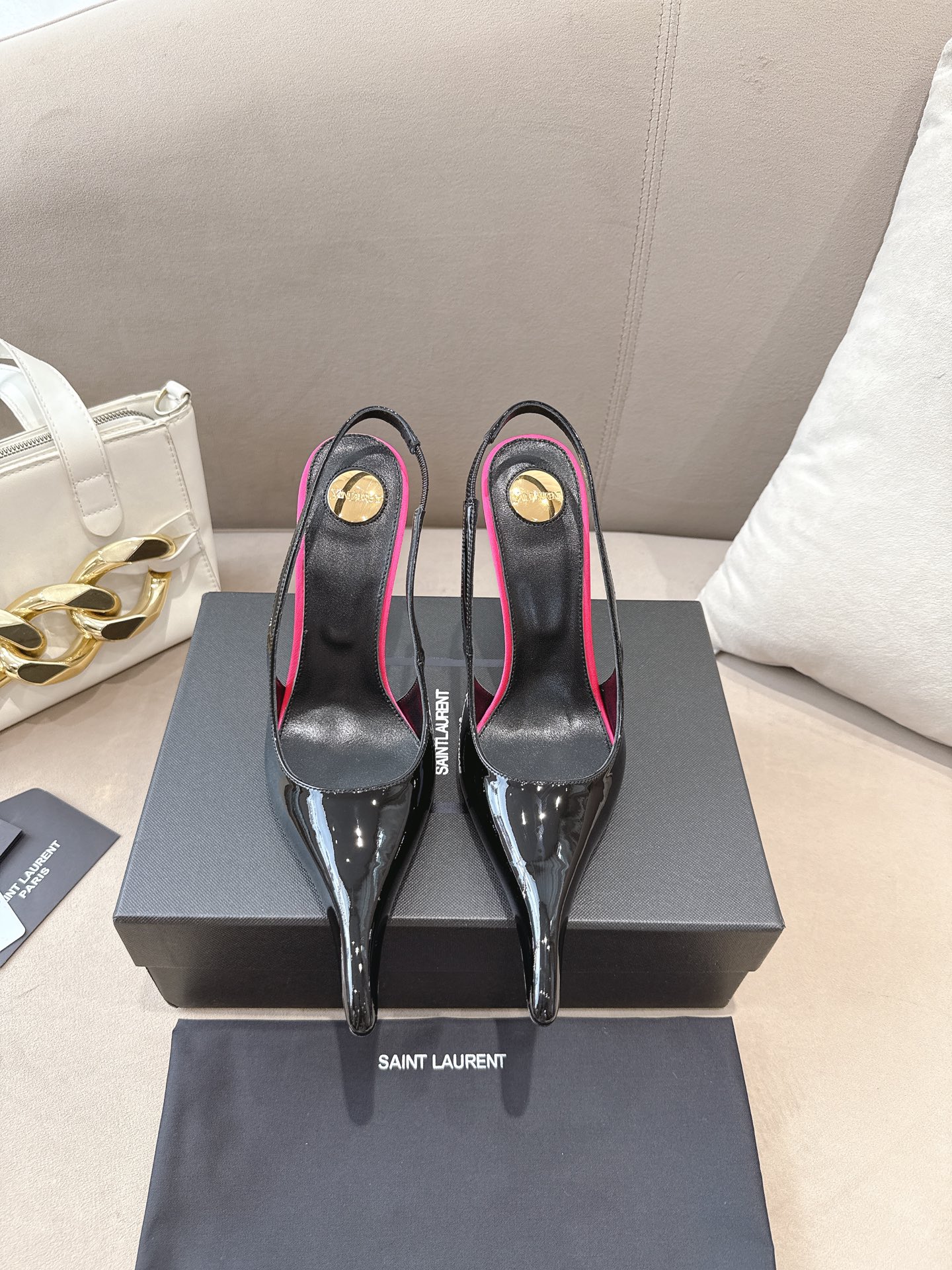 NO:390779,(Top version) Saint Laurent YSL 25ss/Autumn and Winter Ready-to-wear series high heels. The design of toe and transparent heels in the end is quite a bit of a feeling. Different colors are also very good. Only YSL understands the heart of women the most and does not accept refutation. It is a super invincible feminine artifact. A must-have for women (Z-quality full-body customization, home-desk hardware accessories, perfect consistency) Upper imported beef patent leather Goat leather imported sole imported sole Heel height 10.5cm Size 36-39 (40, 41, 42 can be customized without return and exchange) (full package), high heels sandals, saint laurent, saint laurent, sandals, high heels, sheepskin, Leather soles19860909（顶级版本） 圣罗兰ysl 25ss/秋冬成衣系列走秀款的高跟鞋 鞋头和透明鞋跟的设计,最终呈现效果也挺有感觉 不同的配色也很好看 唯有YSL最懂女人心,不接受反驳,超级无敌女人味神器,女人必备（z品全身定制、自家开模五金配件、完美一致） 鞋面进口牛漆皮 内里进口山羊皮 鞋底进口真皮大底 跟高10.5cm 码数36-39（40、41、42可定做不退换）（全套包装）,高跟鞋凉鞋,saint laurent,saint laurent,sandals,high heels,sheepskin,Leather soles,Women's Shoes