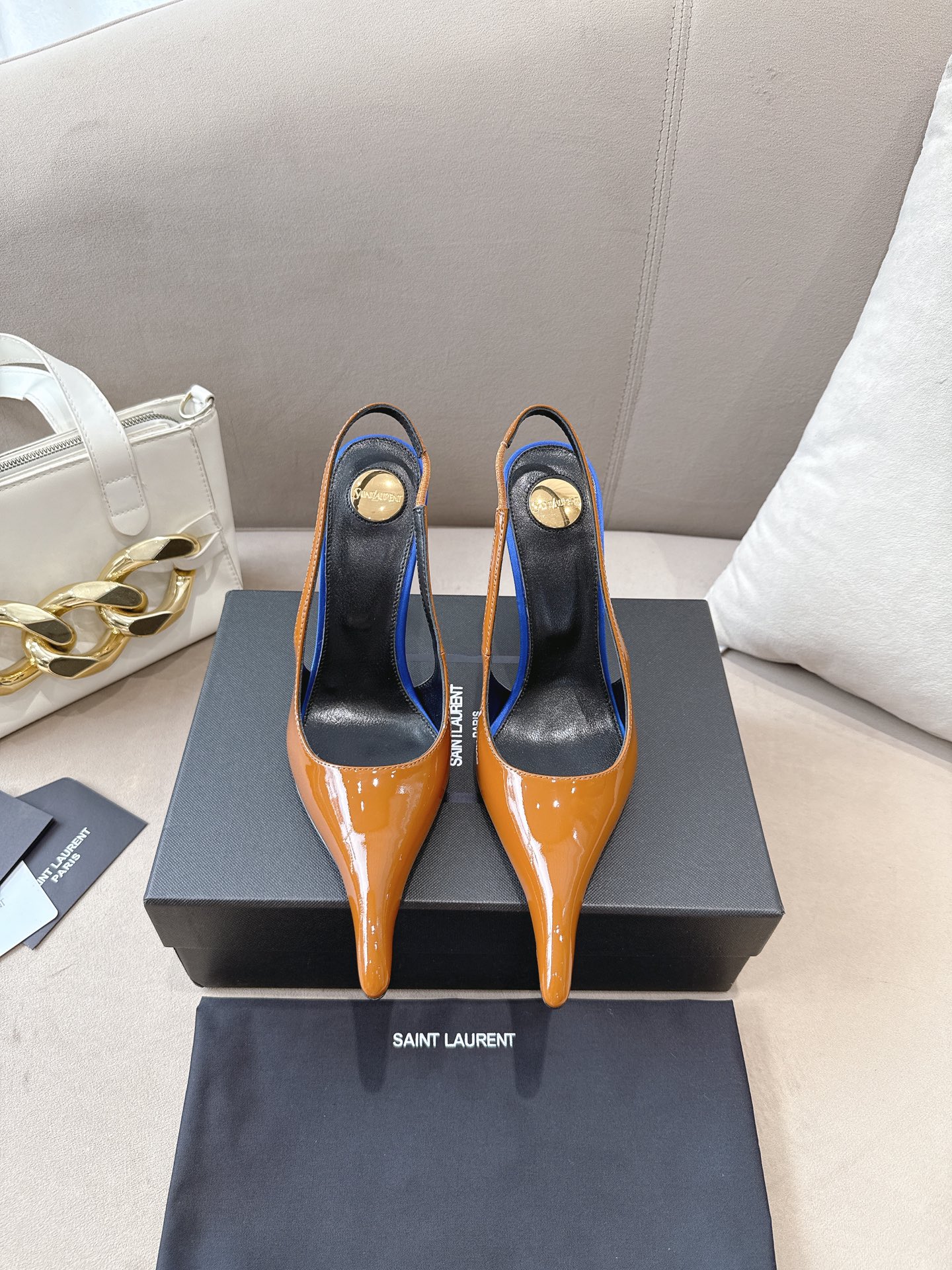 NO:390786,(Top version) Saint Laurent YSL 25ss/Autumn and Winter Ready-to-wear series high heels. The design of toe and transparent heels in the end is quite touching. Different colors are also very good. Only YSL understands the heart of women the most and does not accept rebuttals. It is a super invincible feminine artifact. A must-have for women (Z-quality full-body customization, home-desk hardware accessories, perfect consistency) Upper imported beef patent leather Goat leather imported sole imported sole Heel height 10.5cm Size 36-39 (40, 41, 42 can be customized without return) (full package), high heels sandals, saint laurent, saint laurent, sandals, high heels, sheepskin, Leather soles19860909（顶级版本） 圣罗兰ysl 25ss/秋冬成衣系列走秀款的高跟鞋 鞋头和透明鞋跟的设计,最终呈现效果也挺有感觉 不同的配色也很好看 唯有YSL最懂女人心,不接受反驳,超级无敌女人味神器,女人必备（z品全身定制、自家开模五金配件、完美一致） 鞋面进口牛漆皮 内里进口山羊皮 鞋底进口真皮大底 跟高10.5cm 码数36-39（40、41、42可定做不退换）（全套包装）,高跟鞋凉鞋,saint laurent,saint laurent,sandals,high heels,sheepskin,Leather soles,Women's Shoes