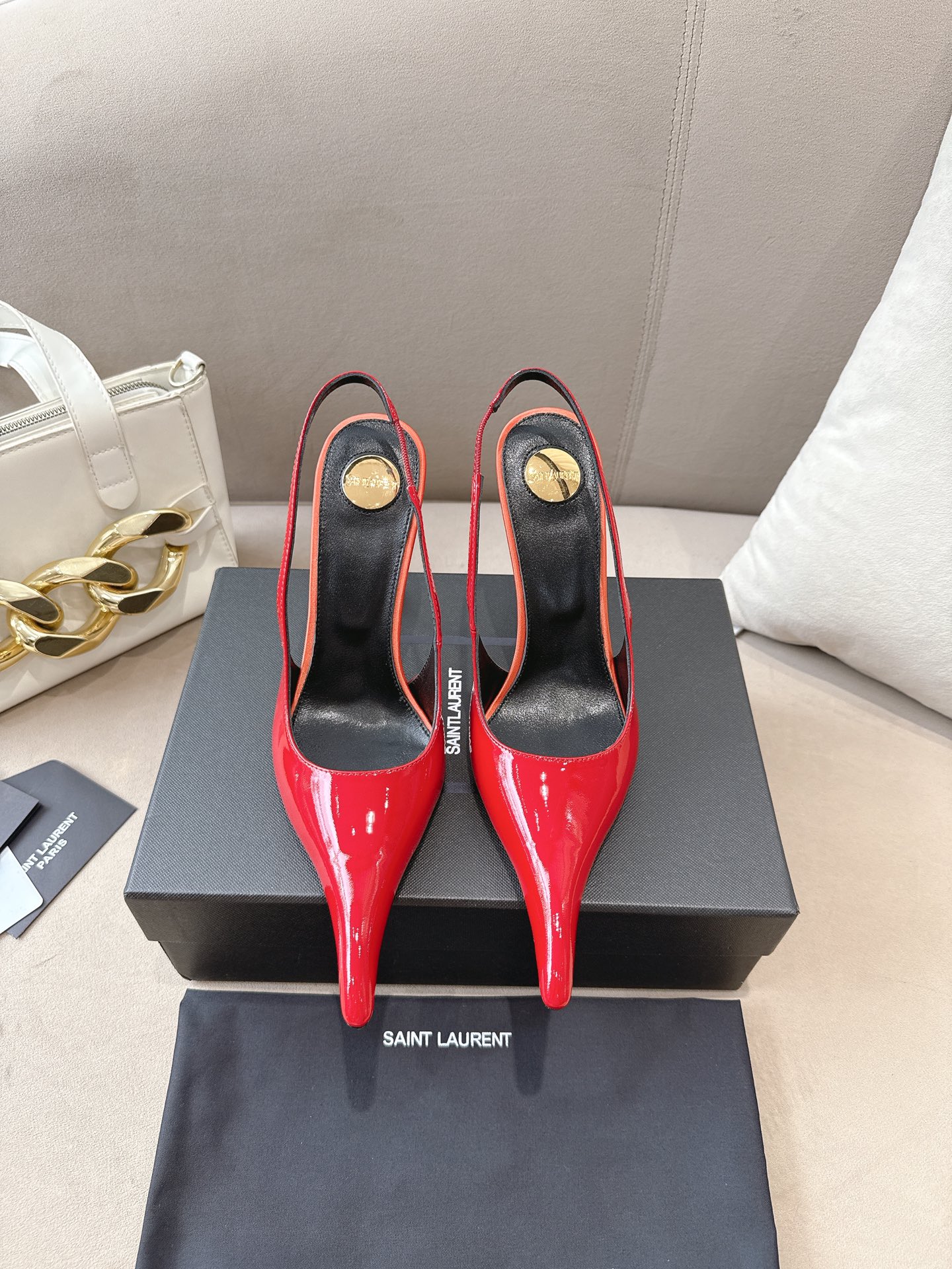 NO:390791,(Top version) Saint Laurent YSL 25ss/Autumn and Winter Ready-to-wear series high heels. The design of toe and transparent heels in the end is quite touching. Different colors are also very good. Only YSL understands the heart of women the most and does not accept rebuttals. It is a super invincible feminine artifact. A must-have for women (Z-quality full-body customization, home-desk hardware accessories, perfect consistency) Upper imported beef patent leather Goat leather imported sole imported sole Heel height 10.5cm Size 36-39 (40, 41, 42 can be customized without return) (full package), high heels sandals, saint laurent, saint laurent, sandals, high heels, sheepskin, Leather soles19860909（顶级版本） 圣罗兰ysl 25ss/秋冬成衣系列走秀款的高跟鞋 鞋头和透明鞋跟的设计,最终呈现效果也挺有感觉 不同的配色也很好看 唯有YSL最懂女人心,不接受反驳,超级无敌女人味神器,女人必备（z品全身定制、自家开模五金配件、完美一致） 鞋面进口牛漆皮 内里进口山羊皮 鞋底进口真皮大底 跟高10.5cm 码数36-39（40、41、42可定做不退换）（全套包装）,高跟鞋凉鞋,saint laurent,saint laurent,sandals,high heels,sheepskin,Leather soles,Women's Shoes