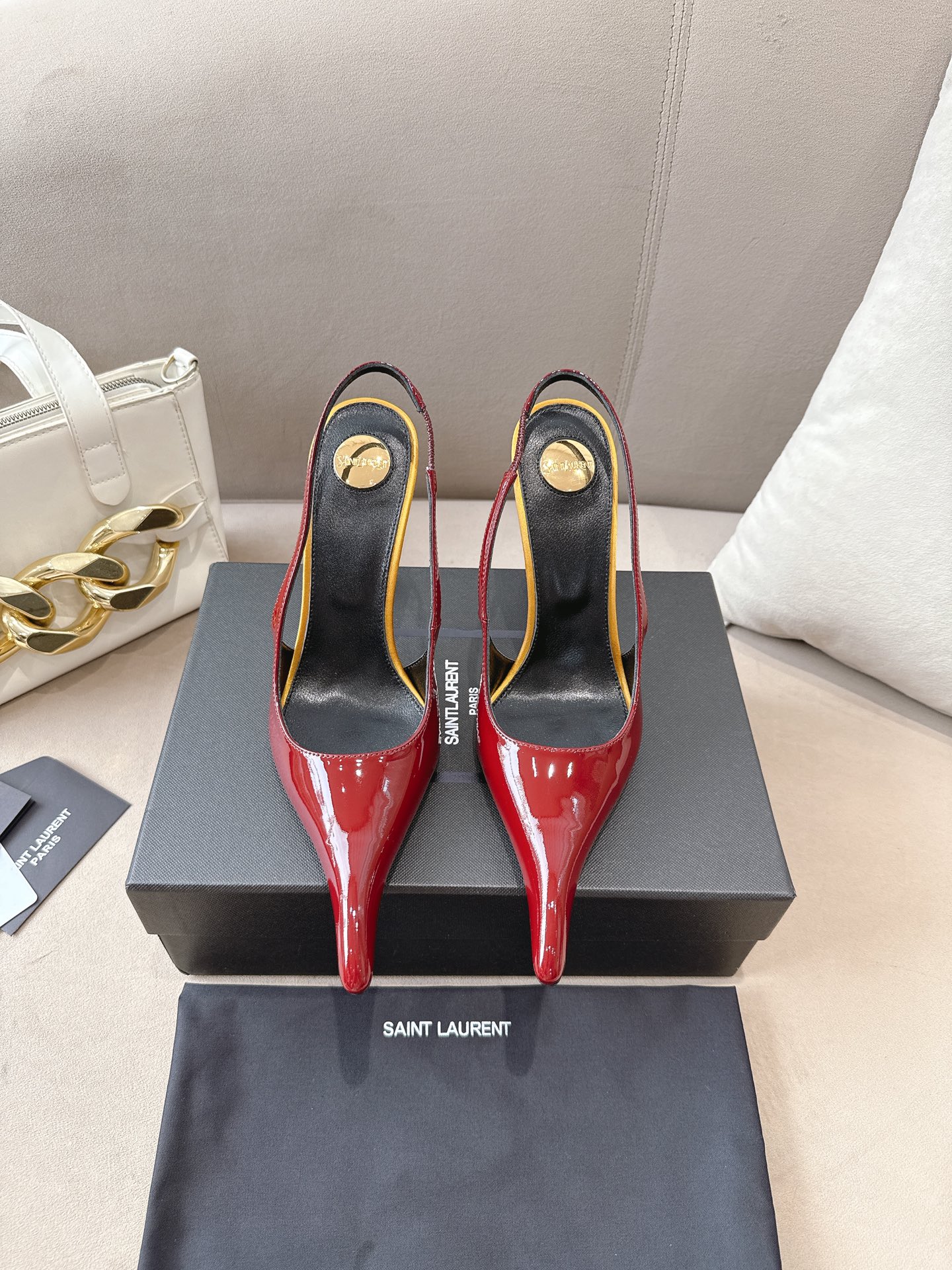 NO:390795,(Top version) Saint Laurent YSL 25ss/Autumn and Winter Ready-to-wear series high heels. The design of toe and transparent heels in the end is quite touching. Different colors are also very good. Only YSL understands the heart of women the most and does not accept rebuttals. It is a super invincible feminine artifact. A must-have for women (Z-quality full-body customization, home-desk hardware accessories, perfect consistency) Upper imported beef patent leather Goat leather imported sole imported sole Heel height 10.5cm Size 36-39 (40, 41, 42 can be customized without return) (full package), high heels sandals, saint laurent, saint laurent, sandals, high heels, sheepskin, Leather soles19860909（顶级版本） 圣罗兰ysl 25ss/秋冬成衣系列走秀款的高跟鞋 鞋头和透明鞋跟的设计,最终呈现效果也挺有感觉 不同的配色也很好看 唯有YSL最懂女人心,不接受反驳,超级无敌女人味神器,女人必备（z品全身定制、自家开模五金配件、完美一致） 鞋面进口牛漆皮 内里进口山羊皮 鞋底进口真皮大底 跟高10.5cm 码数36-39（40、41、42可定做不退换）（全套包装）,高跟鞋凉鞋,saint laurent,saint laurent,sandals,high heels,sheepskin,Leather soles,Women's Shoes