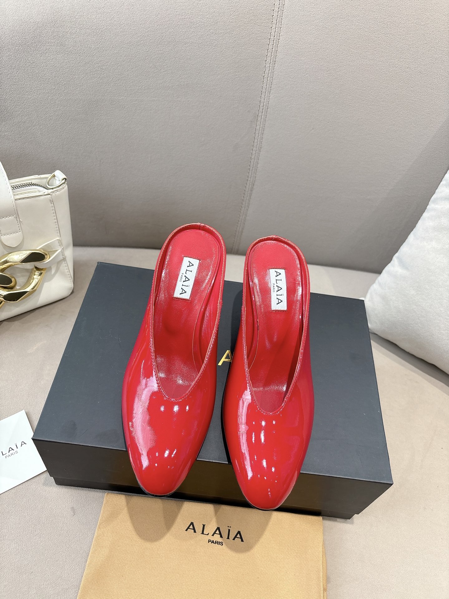 NO:390766,(Top version) Exclusive new product Alaia 25ss/ Shows the previous high heels A popular high heels recently. Classic solid tone storage modern inspiration, special-shaped heels decipher the avant-garde style, romantic and charming. Comfortable and versatile matching with different styles, and can be easily controlled in different styles. Whether it is jeans, suit pants, or pleated skirts, you can enhance your outfit to fashion, elegance and excellence. Original custom imported beef patent leather inner footbed imported sheepskin outsole imported from Italy imported leather outsole heel height 8mm size 36-40 (41 and 42 custom made without return), semi-torque, alaia, high heels, skirts, jeans, business suit, sheepskin, Leather soles19860909（顶级版本） 独家新品 Alaia 阿莱亚25ss/ 秀前款高跟鞋 最近超火的一款高跟鞋 经典纯色调贮藏摩登灵感,异形鞋跟破译前卫之风 浪漫又迷人 舒适百搭配上不同款式,不同风格都能轻松驾驭,无论牛仔裤,西装裤,还是百褶裙,都能将你的穿搭提升到时尚,优雅和卓越之中 面料原版订制进口牛漆皮 內里垫脚进口羊皮 大底意大利进口真皮大底 跟高8mm 码数36-40（41、42订做不退换）,半拖,alaia,high heels,skirts,jeans,business suit,sheepskin,Leather soles,Women's Shoes