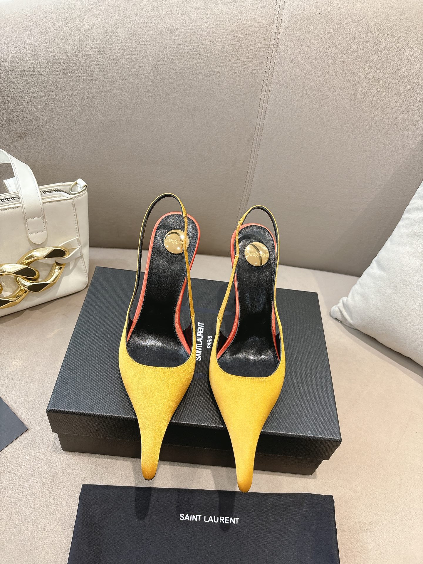 NO:390800,(Top version) Saint Laurent ysl 25ss/Autumn and Winter Ready-to-wear series high heels. The toe and contrasting color design, the final effect is quite touching. Different colors are also very good. Straight heels and curved heels can be selected. Only YSL understands the best woman's heart and does not accept rebuttals. Super invincible feminine artifact. Women's must-have (Z-product full body customization, home mold opening hardware accessories, perfect consistency) Upper imported beef patent leather Goat leather imported sole imported sole Heel height 10.5cm Size 36-39 (40, 41, 42 can be customized without return) (full package), high heels sandals, saint laurent, saint laurent, sandals, high heels, sheepskin, Leather soles19860909（顶级版本） 圣罗兰ysl 25ss/秋冬成衣系列走秀款的高跟鞋 鞋头和撞色的设计,最终呈现效果也挺有感觉 不同的配色也很好看 直跟、弯跟可以选配 唯有YSL最懂女人心,不接受反驳,超级无敌女人味神器,女人必备（z品全身定制、自家开模五金配件、完美一致） 鞋面进口牛漆皮 内里进口山羊皮 鞋底进口真皮大底 跟高10.5cm 码数36-39（40、41、42可定做不退换）（全套包装）,高跟鞋凉鞋,saint laurent,saint laurent,sandals,high heels,sheepskin,Leather soles,Women's Shoes