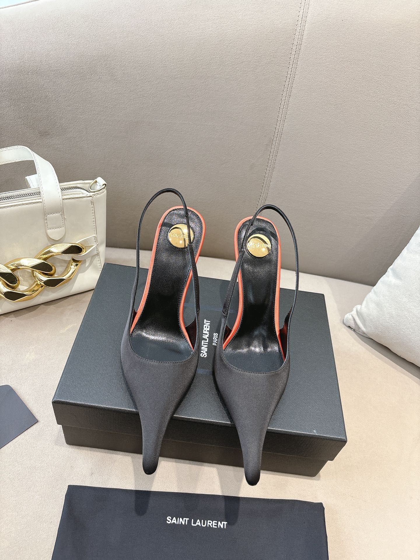 NO:390806,(Top version) Saint Laurent ysl 25ss/Autumn and Winter Ready-to-wear series high heels. The toe and contrasting color design, the final effect is quite touching. Different colors are also very good. Straight heels and curved heels can be selected. Only YSL understands the best woman's heart and does not accept rebuttals. Super invincible feminine artifact. Women's must-have (Z-product full body customization, home mold opening hardware accessories, perfect consistency) Upper imported beef patent leather Goat leather imported sole imported sole Heel height 10.5cm Size 36-39 (40, 41, 42 can be customized without return) (full package), high heels sandals, saint laurent, saint laurent, sandals, high heels, sheepskin, Leather soles19860909（顶级版本） 圣罗兰ysl 25ss/秋冬成衣系列走秀款的高跟鞋 鞋头和撞色的设计,最终呈现效果也挺有感觉 不同的配色也很好看 直跟、弯跟可以选配 唯有YSL最懂女人心,不接受反驳,超级无敌女人味神器,女人必备（z品全身定制、自家开模五金配件、完美一致） 鞋面进口牛漆皮 内里进口山羊皮 鞋底进口真皮大底 跟高10.5cm 码数36-39（40、41、42可定做不退换）（全套包装）,高跟鞋凉鞋,saint laurent,saint laurent,sandals,high heels,sheepskin,Leather soles,Women's Shoes