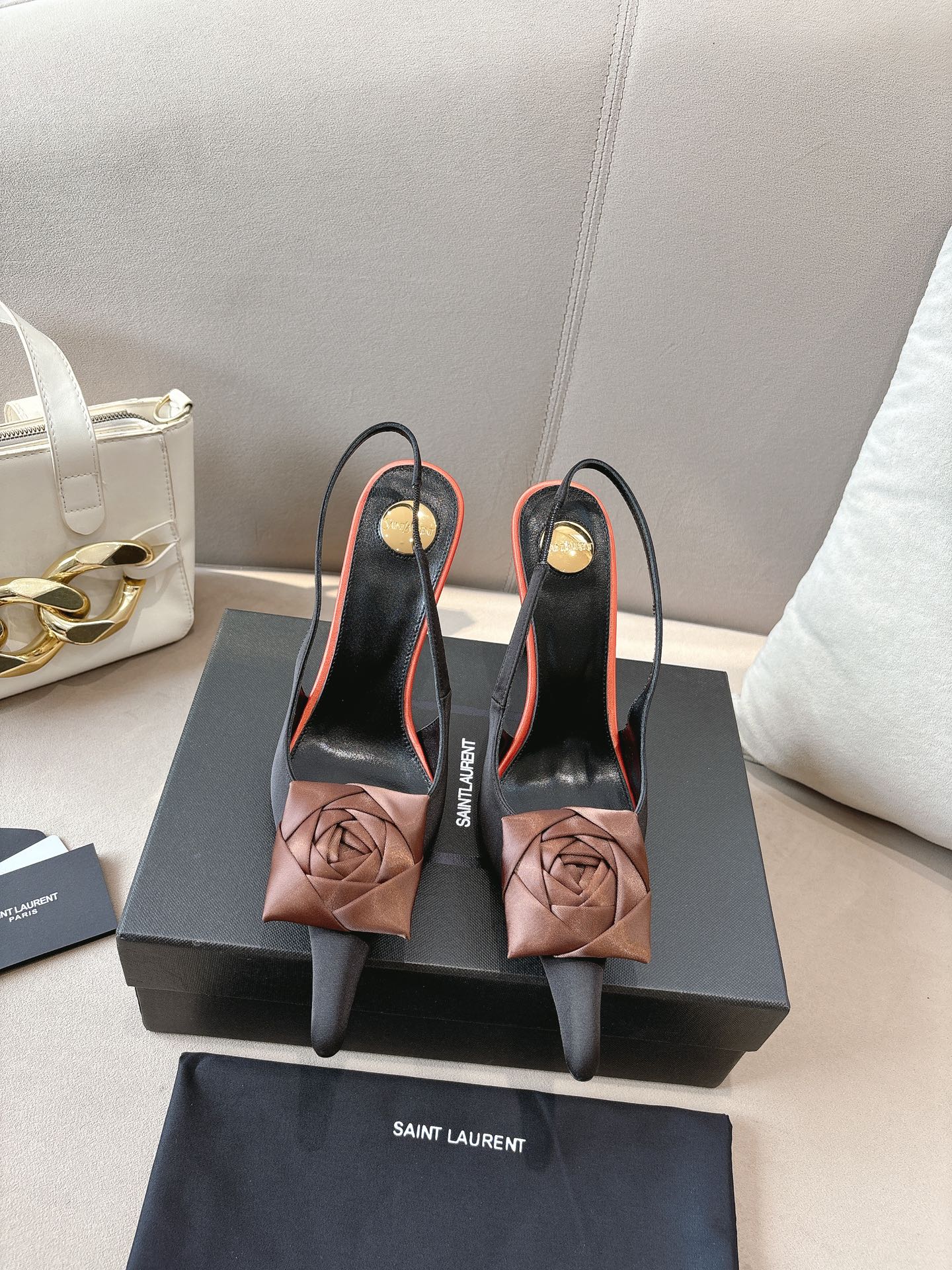 NO:390752,(Top version) Saint Laurent ysl 25ss/Autumn and winter ready-to-wear flowers series high heels. The toe and contrasting color design, the final effect is quite touching. Different colors are also very good. Straight heels, curved heels, flowers, and no flowers can be selected. Only YSL understands the best woman's heart and does not accept rebuttals. Super invincible feminine artifact, a must-have for women (Z-product full body customization, home mold opening hardware accessories, perfect consistency) Upper imported beef patent leather Goat leather imported sole imported sole Heel height 10.5cm Size 36-39 (40, 41, 42 can be customized without return) (full package) P glossy model 270, flower model 300, high heels sandals, saint laurent, saint laurent, sandals, high heels, sheepskin, Leather  soles19860909（顶级版本） 圣罗兰ysl 25ss/秋冬成衣花朵系列走秀款的高跟鞋 鞋头和撞色的设计,最终呈现效果也挺有感觉 不同的配色也很好看 直跟、弯跟、带花、不带花可以选配 唯有YSL最懂女人心,不接受反驳,超级无敌女人味神器,女人必备（z品全身定制、自家开模五金配件、完美一致） 鞋面进口牛漆皮 内里进口山羊皮 鞋底进口真皮大底 跟高10.5cm 码数36-39（40、41、42可定做不退换）（全套包装） P光面款270、花朵款300,高跟鞋凉鞋,saint laurent,saint laurent,sandals,high heels,sheepskin,Leather soles,Women's Shoes