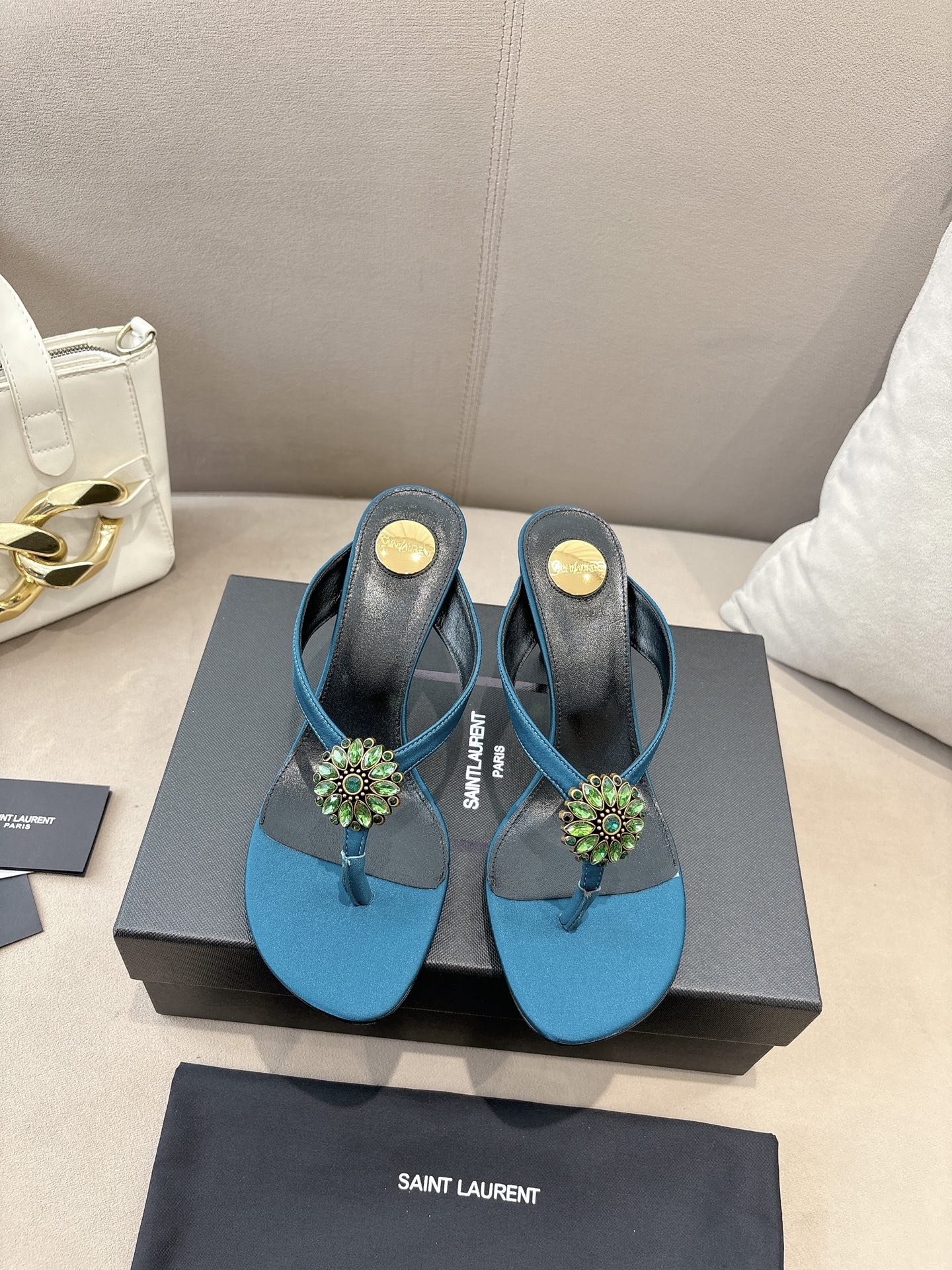 NO:407234,(Top version) 'SAINT LAUREN*' Saint Laurent ysl 25ss/Spring and summer new catwalk rhinestone high heels sandals Only YSL understands the best woman's heart, does not accept refutation, super invincible feminine artifact, a must-have for women (Z-product full body customization, home mold opening hardware accessories, perfect consistency) Compare the differences in making products on the market with pictures and pictures. Customized upper imported silk surface, imported sheepskin inner sole imported leather sole heel height 10.5cm size 36-40 (41, 42 custom made without return) (full package), split-toe shoes, saint laurent, saint laurent, saint laurent, saint laurent, sandals, high heels, sheepskin, real silk, Leather soles19860909（顶级版本） 「SAINT LAUREN*」圣罗兰ysl 25ss/春夏全新走秀款水钻高跟鞋凉鞋 唯有YSL最懂女人心,不接受反驳,超级无敌女人味神器,女人必备（z品全身定制、自家开模五金配件、完美一致）多对比市面上看图做货的区别哈 鞋面定制进口真丝面 内里进口绵羊皮 鞋底进口真皮大底 跟高10.5cm 码数36-40（41、42订做不退换）（全套包装）,分趾鞋,saint laurent,saint laurent,saint laurent,sandals,high heels,sheepskin,real silk,Leather soles,Women's Shoes