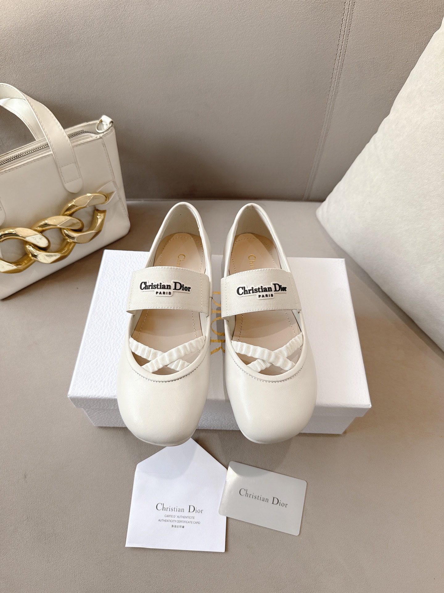 NO:407183,(Top version) Dior 2025fall early autumn series shoes, ballet shoes, who is not moved by? It’s so beautiful!  Dior is simply the god in charge of aesthetics, especially the black and red color combination [color] The light luxury mixed-bred sheepskin fabric is super textured and high-end!  Upper; imported mixed breeding sheep, Italian silk inner sheepskin sole T P U Size 35-39 (40, 41 no return or exchange), ballet shoes, dior, sheepskin, real silk19860909（顶级版本） Dior 2025fall早秋系列鞋履芭蕾舞鞋这谁不心动 太美了吧！ Dior简直就是掌管美学的神 特别是黑红配色[色] 轻奢混种羊皮面料超有质感和高级感！ 鞋面；进口混种羊、意大利真丝 内里羊皮 鞋底T P U 码数35-39（40、41不退换）,芭蕾舞鞋,dior,sheepskin,real silk,Women's Shoes