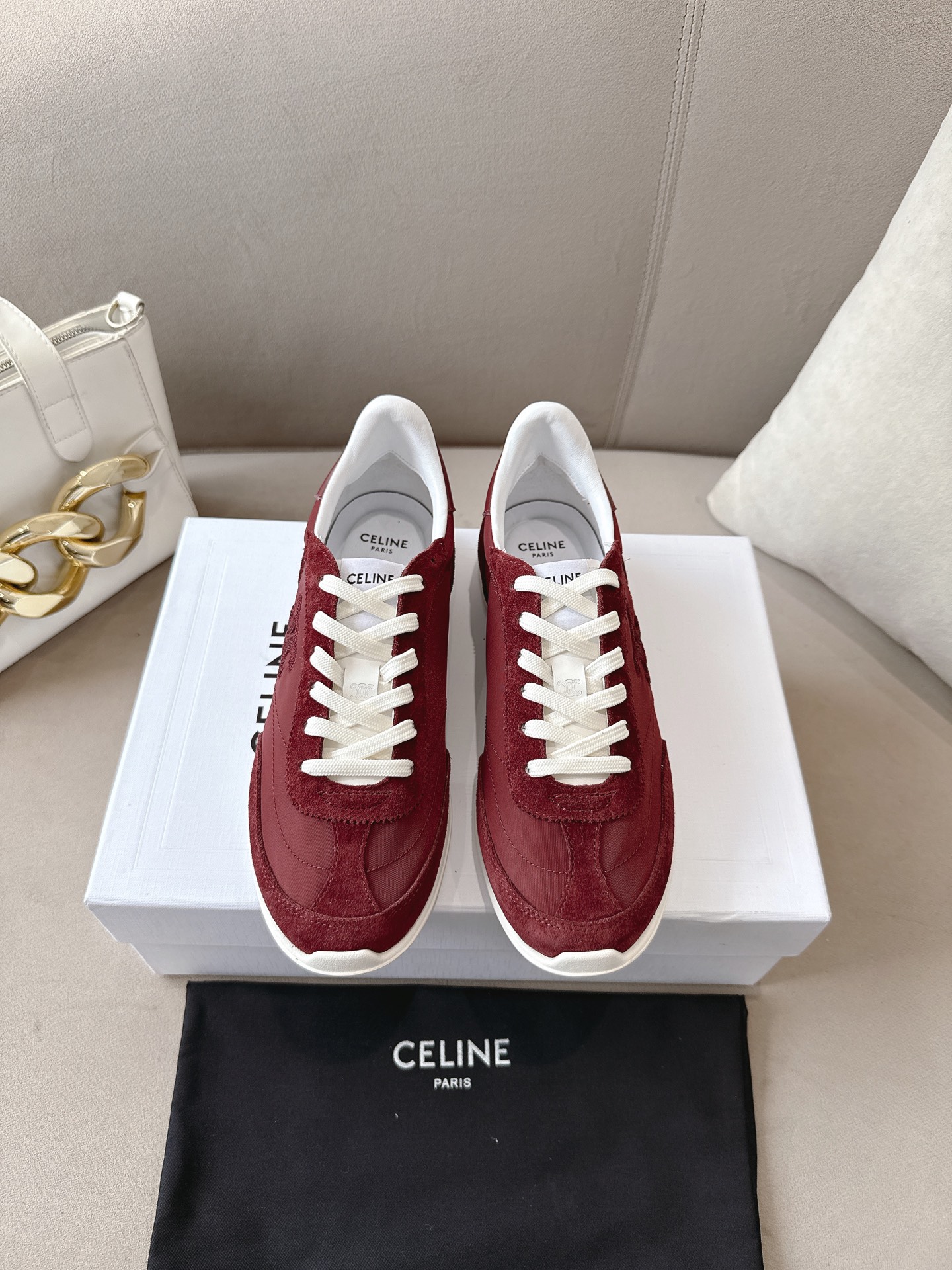 NO:417177,High-version CELINE* 2025ss new logo lace-up casual sports shoes lightweight running shoes small white shoes simple and comfortable, clean and neat, versatile and thin legs. Whether worn alone or with wide-leg pants, they are very easy to match. High street and retro, let’s make CELINE girls. The original imported materials of the upper + imported reverse velvet leather inner sheepskin inner lining original 1:1 mold opening sole size 35-41 (40.41 custom made without return or exchange), casual shoes/sports shoes, celine, celine, sneakers, sheepskin19860909高版本 CELINE*思琳赛琳 2025ss新款徽标系带休闲运动鞋轻便跑步鞋 小白鞋 简单舒服,干净利落,百搭显腿细,无论是单穿还是搭配阔腿裤,都非常好搭,高街又复古一起来做CELINE女孩 鞋面原版进口材料+进口反绒皮 内里羊皮内里 大底原版1:1开模大底 码数35-41（40.41订做不退换）,休闲鞋/运动鞋,celine,celine,sneakers,sheepskin,Women's Shoes