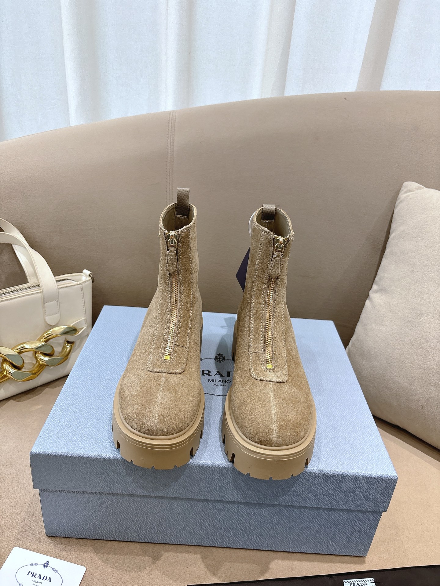 NO:463377,2025RAD autumn and winter hot boots New front zipper boots are made of high-quality leather or suede material, and the boots are cut to fit the leg lines, which is comfortable and fashionable to wear. The sole has good wear resistance and anti-slip properties to ensure the safety and comfort of wearing. This year it is very popular. Fabric: imported high mercerized matte cowhide inner lid: imported cowhide foot pad: imported cowhide outsole: original molded TU sole Sole thickness: 6cm Women's size: 35-42 (41-42 custom-made without return) Color brown, milk tea color, boots, prada, boots, cowhide198609092025RAD秋冬爆款短靴 新款 前拉链短靴 选用优质的皮革或绒面材质,靴筒的剪裁贴合腿部线条,穿着舒适且时尚.鞋底具有良好的耐磨性和防滑性,确保穿着的安全性和舒适性 今年非常爆 面料:进口高丝光磨砂牛皮 内里: 进口牛皮 垫脚: 进口牛皮 大底: 原版开模TU大底 底厚: 6cm 女码: 35-42（41-42定制不退换） 颜色咖啡色、奶茶色,靴子,prada,boots,cowhide,Women's Shoes