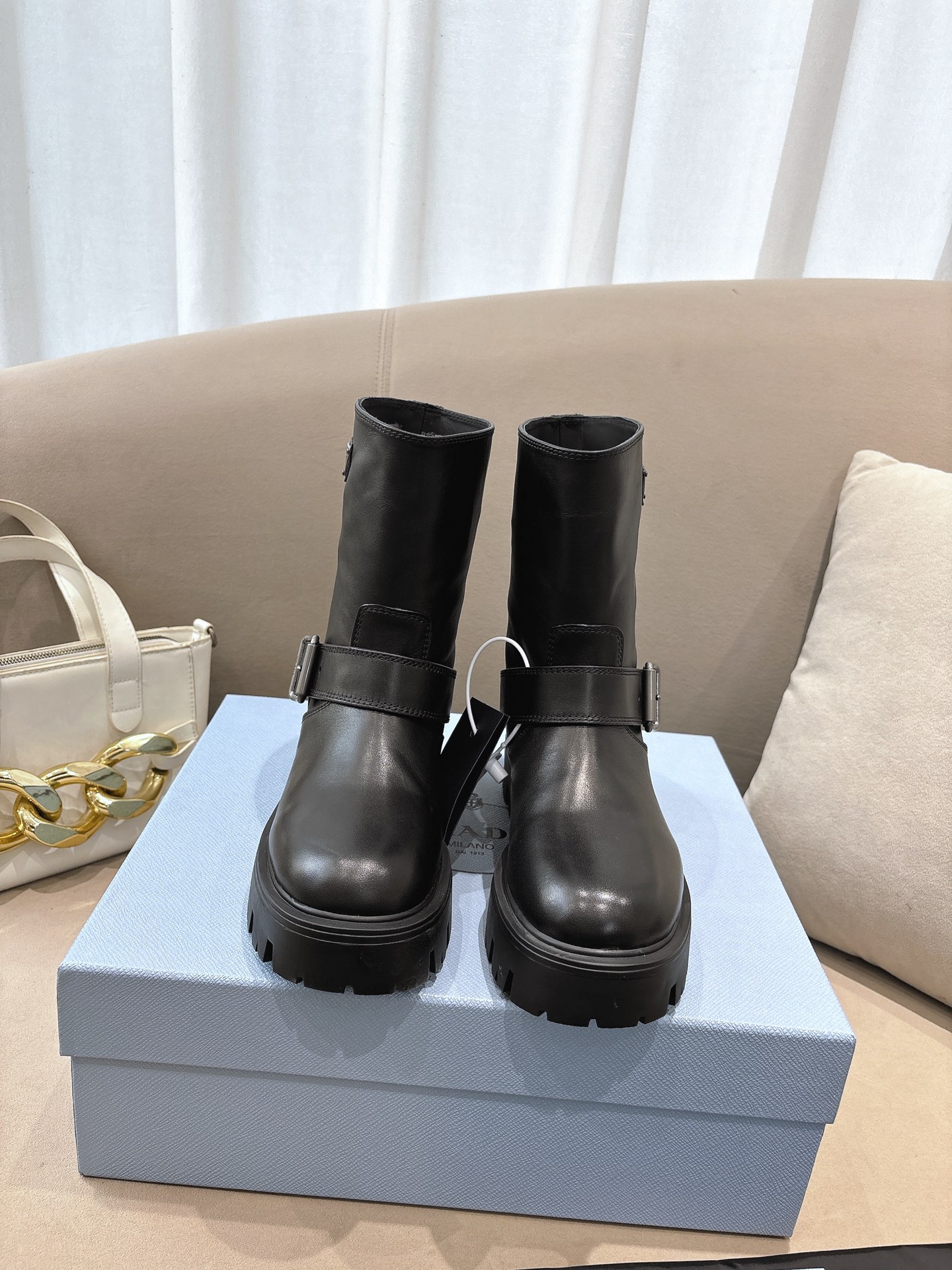 NO:463381,2025RAD autumn and winter hot short boots, new style, one-foot women's boots, choose high-quality calfskin or suede material, the boots are cut to fit the leg lines, comfortable and fashionable. The sole has good wear resistance and slip resistance, ensuring the safety and comfort of wearing. This year, it is very popular. Fabric: imported high merceration matte leather/imported calfskin Inner: imported cowhide foot pad: imported cowhide outsole: original molded TU sole Sole Thickness: 6cm Women's size: 35-42 (41-42 custom-made without return) Color brown, milk tea color, boots, prada, boots, cowhide198609092025RAD秋冬爆款短靴 新款 一脚蹬女靴 选用优质的小牛皮或绒面材质,靴筒的剪裁贴合腿部线条,穿着舒适且时尚.鞋底具有良好的耐磨性和防滑性,确保穿着的安全性和舒适性 今年非常爆 面料:进口高丝光磨砂皮/进口小牛皮 内里: 进口牛皮 垫脚: 进口牛皮 大底: 原版开模TU大底 底厚: 6cm 女码: 35-42（41-42定制不退换） 颜色咖啡色、奶茶色,靴子,prada,boots,cowhide,Women's Shoes