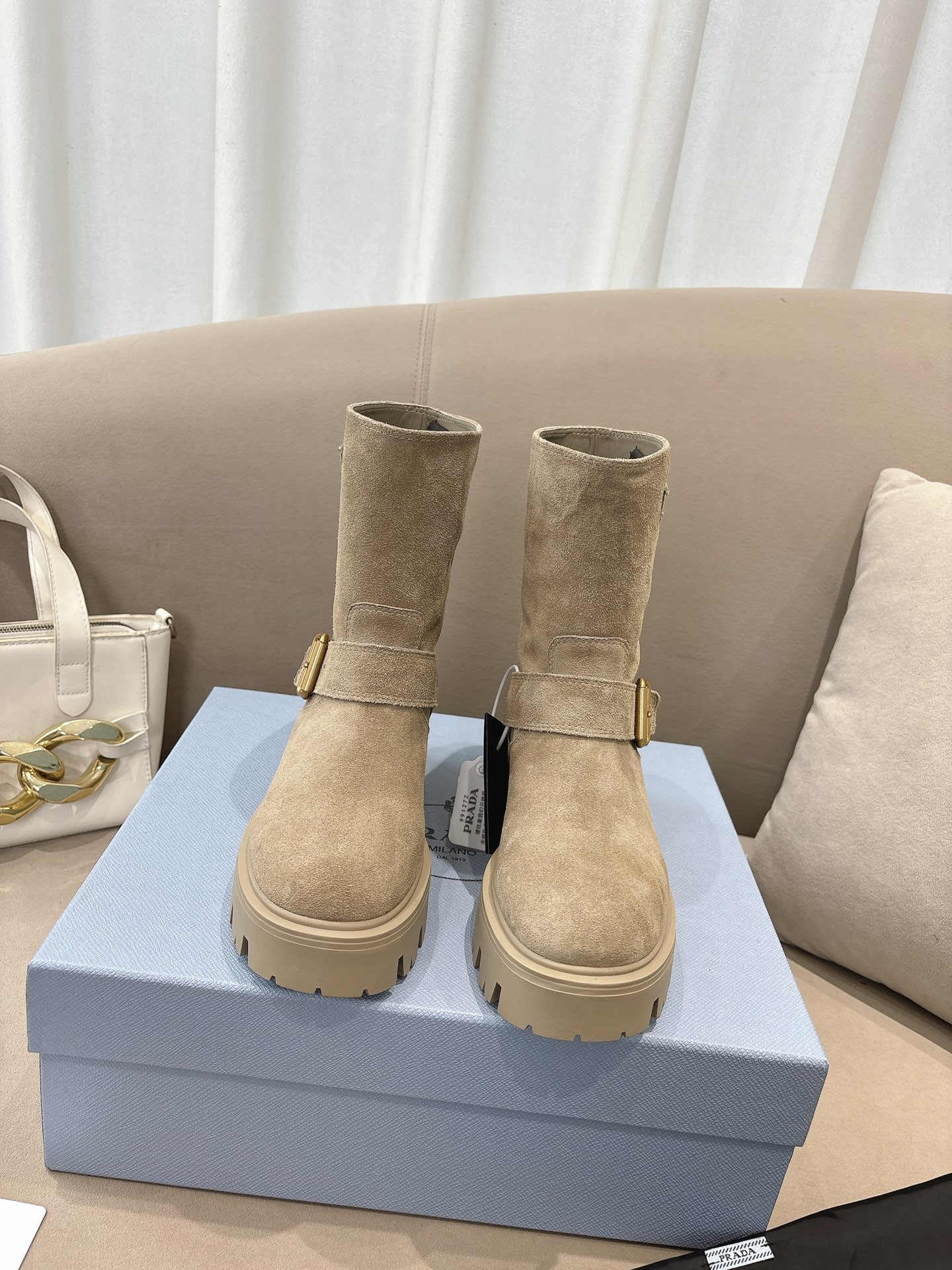 NO:461454,2025RAD autumn and winter hot short boots, new style, one-foot women's boots, choose high-quality calfskin or suede material, the boots are cut to fit the leg lines, comfortable and fashionable. The sole has good wear resistance and slip resistance, ensuring the safety and comfort of wearing. This year, it is very popular. Fabric: imported high merceration matte leather/imported calfskin Inner: imported cowhide foot pad: imported cowhide outsole: original molded TU sole Sole Thickness: 6cm Women's size: 35-42 (41-42 custom-made without return) Colors of brown, milk tea, black cowhide, brown cowhide, boots, prada, boots, cowhide198609092025RAD秋冬爆款短靴 新款 一脚蹬女靴 选用优质的小牛皮或绒面材质,靴筒的剪裁贴合腿部线条,穿着舒适且时尚.鞋底具有良好的耐磨性和防滑性,确保穿着的安全性和舒适性 今年非常爆 面料:进口高丝光磨砂皮/进口小牛皮 内里: 进口牛皮 垫脚: 进口牛皮 大底: 原版开模TU大底 底厚: 6cm 女码: 35-42（41-42定制不退换） 颜色咖啡色、奶茶色、黑色牛皮、棕色牛皮,靴子,prada,boots,cowhide,Women's Shoes