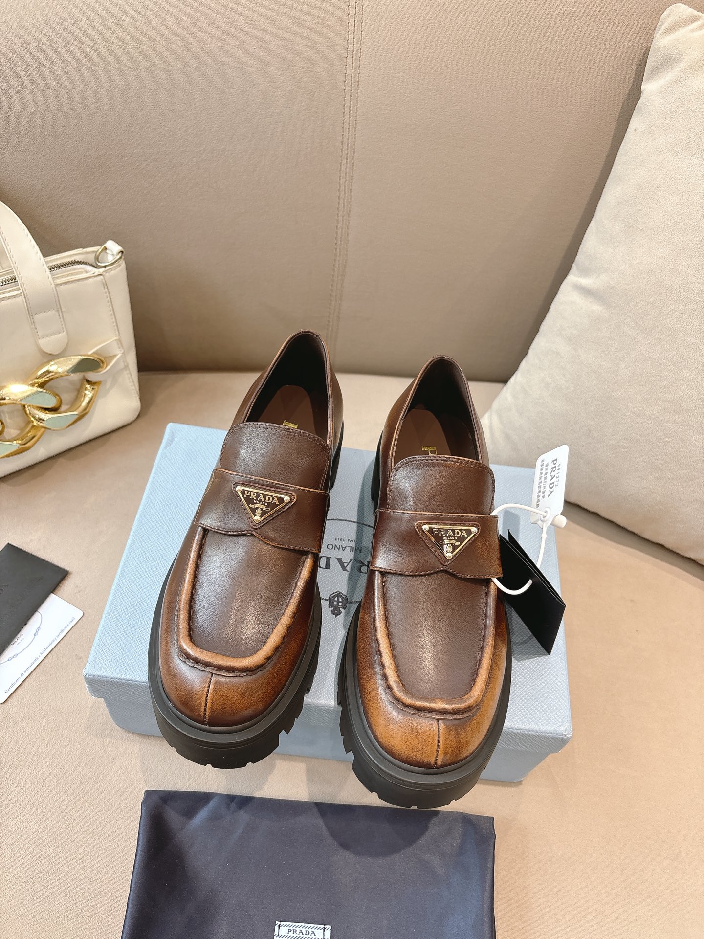 NO:482658,Mary Jane Shoes Triangle Buckle Loafers The geometric design and bold silhouette of the iconic Monolith shoes give this Mary Jane Shoes a new style!  The retro, fashionable and avant-garde thick-soled sole paired with cowhide upper makes the whole pair of shoes light and comfortable. Bright colors satisfy a variety of choices for fashionable people in different styles!  Fabric: Imported high mercerated matte leather/imported calfskin Inner: Imported cowhide foot pad: Imported cowhide Outsole: Original open mold TPU sole Sole Thickness: 6cm Women's size: 35-42 (41-42 custom-made non-return) Colors of brown, milk tea, black cowhide, brown cowhide, loafers, loafers, mary jane, cowhide19860909玛丽珍鞋 三角扣乐福鞋 标志性Monolith鞋履的几何设计和大胆廓形为此款玛丽珍鞋赋予全新风格！复古时髦前卫的轮齿厚底鞋底搭配牛皮鞋面让整双鞋轻便舒适 鲜艳色彩 满足不同风格时髦人士的多种选择！ 面料:进口高丝光磨砂皮/进口小牛皮 内里: 进口牛皮 垫脚: 进口牛皮 大底: 原版开模TPU大底 底厚: 6cm 女码: 35-42（41-42定制不退换） 颜色咖啡色、奶茶色、黑色牛皮、棕色牛皮,乐福鞋,loafers,mary jane,cowhide,Women's Shoes