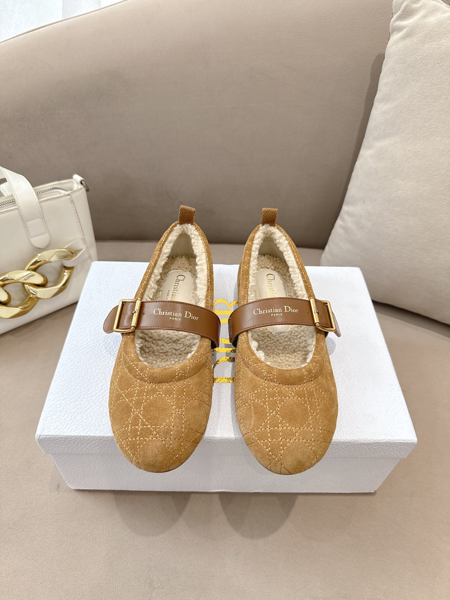 NO:616984,Dior's autumn and winter limited cashmere Mary Jane shoes, classic brown with lambswool lining, soft and warm. The upper is made of high-grade cowhide, with rhombus embroidery and metal buckles, which are full of sophistication. The round toe design fits the foot shape, is comfortable and does not squeeze the feet, and can be easily used for commuting and leisure. Whether worn with a skirt or wide-leg pants, it directly adds elegance!  Upper made of high mercerized cow velvet, lining grade A lambswool, sole T P U size 35-39 (40, 41 non-refundable), fur shoes Mary Jane, dior, mary jane, skirts19860909Dior 秋冬限定羊绒玛丽珍鞋,经典棕色搭配羊羔毛内衬,柔软又保暖.鞋面是高级牛绒,菱格纹刺绣+金属扣带,精致感满满.圆头设计贴合脚型,舒适不挤脚,通勤休闲都能轻松驾驭.无论配裙装还是阔腿裤,优雅气质直接拉满！ 鞋面高丝光牛绒 内里A级羊羔毛 鞋底T P U 码数35-39（40、41不退换）,毛毛鞋玛丽珍,dior,mary jane,skirts,Women's Shoes