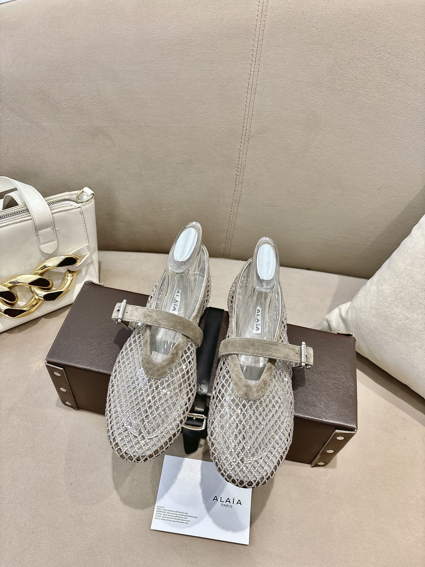 NO:707217,2026 Spring and Summer Alaia Diamond Fishnet Ballet Shoes Alaia's diamond fishnet ballet shoes are made of suede + fishnet weaving, embellished with thousands of Swarovski rhinestones, and the Milky Way stars are so dreamy!  Classic Mary Jane shoe shape, one-line buckle, comfortable and fashionable, easy to wear in daily life or special occasions. The upper is breathable, perfect for spring and summer, exquisite craftsmanship + unique design, a popular style in the fashion circle, a must-have for fashionistas!  Fabric fishnet full of diamonds, sheepskin lining, rubber outsole, code number 36-42 (customized at 40.41.42), diamond surface, ordinary mesh surface, 200, ballet shoes, alaia, swarovski, mary jane, sheepskin, chamois leather198609092026 春夏Alaia 镶钻渔网芭蕾鞋 Alaia这款镶钻渔网芭蕾鞋,麂皮+渔网编织,点缀上千施华洛世奇水钻,银河繁星感超梦幻！经典玛丽珍鞋型,一字扣带,舒适又时髦,日常或特殊场合都能轻松驾驭.鞋面透气,春夏穿超合适,精致工艺+独特设计,时尚圈爆款,潮人必入！ 面料渔网满钻 内里羊皮 大底橡胶 码数36-42（40.41.42定制） 钻面普通网面200,芭蕾舞鞋,alaia,swarovski,mary jane,sheepskin,chamois leather,Women's Shoes