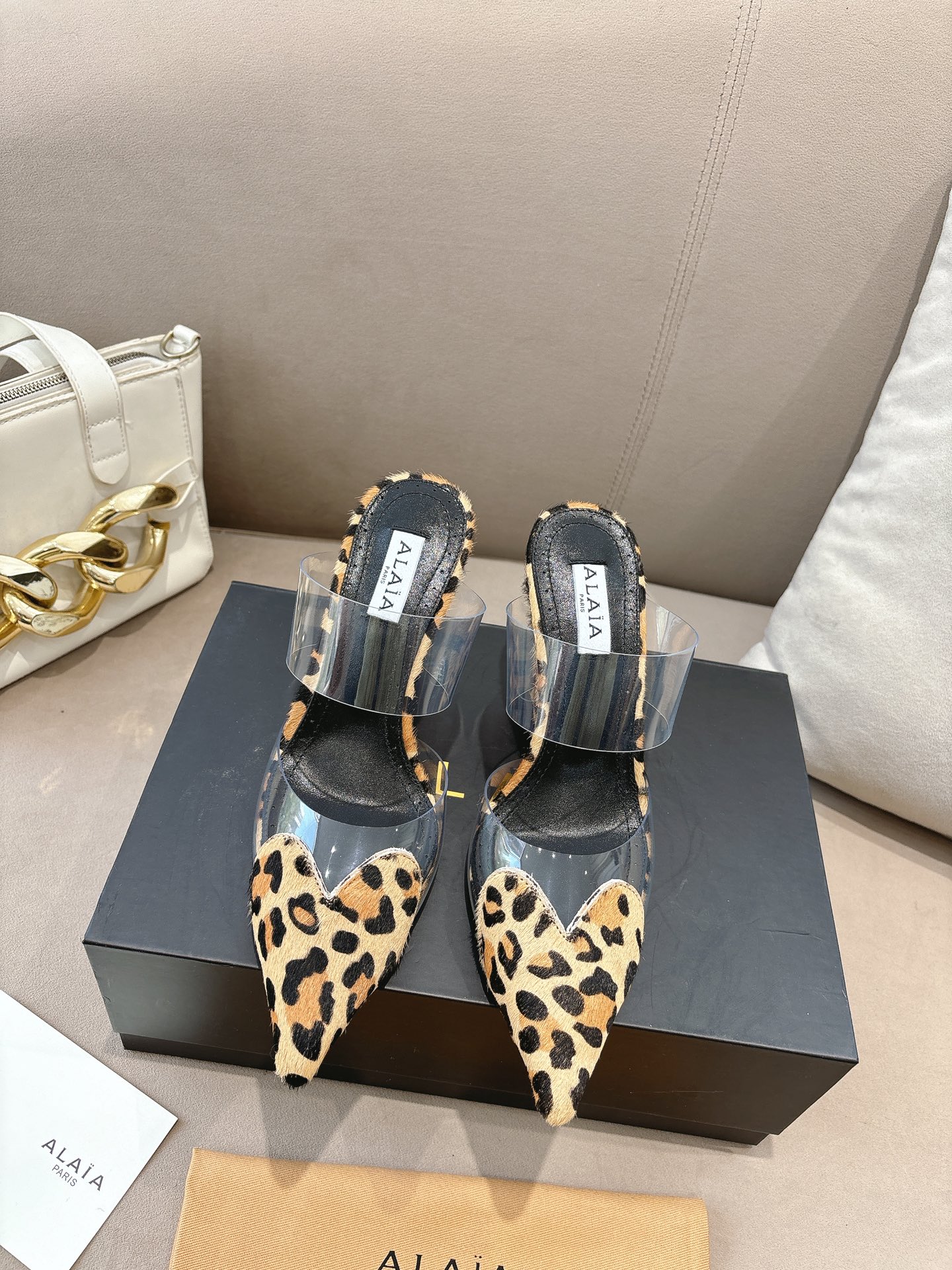 NO:706678,(Top version) ALAA2026 Spring/Summer HighLove wedge mules. Iconic love toe + transparent PVC splicing, highly recognizable! The combination of leopard print horse hair and nude transparent material is visually light, and the wedge design lengthens the leg line, making it more stable to wear. Whether it is a skirt or trousers, it can easily create a fashionable atmosphere. It is one of the brand's classic masterpieces! The fabric is imported horse hair, the lining is imported sheepskin, the outsole is imported genuine leather outsole from Italy, and the heel height is 9.5 cm. Size 36-41 (42 is custom-made and cannot be returned or exchanged), semi-high heels, high heels, skirts, sheepskin, Leather soles19860909（顶级版本） ALAA2026 春夏HighLove坡跟穆勒鞋 标志性爱心鞋头+透明PVC拼接,辨识度超高! 豹纹马毛与裸色透明材质结合,视觉轻盈,坡跟设计拉长腿部线条,穿着更稳 .无论裙装还是裤装,都能轻松打造时髦氛围,是品牌经典代表作之一! 面料进口马毛 內里垫脚进口羊皮 大底意大利进口真皮大底 跟高9.5 cm 码数36-41（42订做不退换）,半拖高跟鞋,high heels,skirts,sheepskin,Leather soles,Women's Shoes