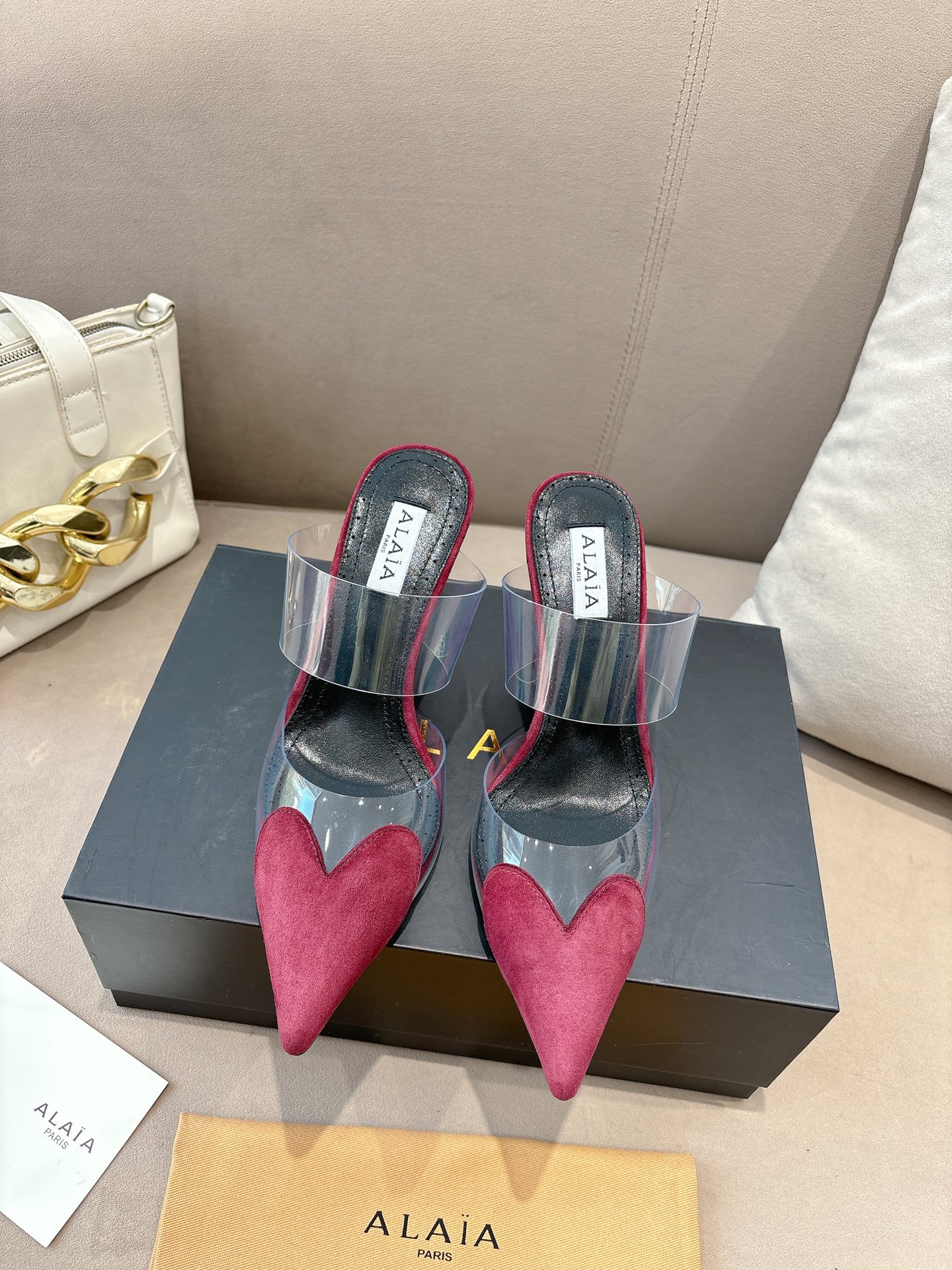 NO:706682,(Top version) ALAA2026 Spring/Summer HighLove wedge mules. Iconic love toe + transparent PVC splicing, highly recognizable! The combination of suede material and nude transparent material is visually light, and the wedge design lengthens the leg line, making it more stable to wear. Whether it is a skirt or trousers, it can easily create a fashionable atmosphere. It is one of the brand's classic masterpieces! The fabric is imported sheepskin and the lining is imported sheepskin. Outsole is imported genuine leather outsole from Italy. Heel height 9.5 cm, size 36-41 (42 made to order, non-refundable), semi-high heels, high heels, skirts, sheepskin, sheep, chamois leather, Leather soles19860909（顶级版本） ALAA2026 春夏HighLove坡跟穆勒鞋 标志性爱心鞋头+透明PVC拼接,辨识度超高!麂皮材质与裸色透明材质结合,视觉轻盈,坡跟设计拉长腿部线条,穿着更稳 .无论裙装还是裤装,都能轻松打造时髦氛围,是品牌经典代表作之一! 面料进口羊猄皮 內里垫脚进口羊皮 大底意大利进口真皮大底 跟高9.5 cm 码数36-41（42订做不退换）,半拖高跟鞋,high heels,skirts,sheepskin,sheep,chamois leather,Leather soles,Women's Shoes