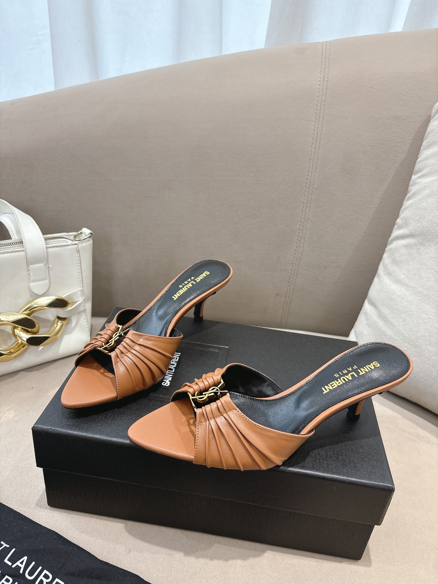 NO:789013,(Top specimen) Saint Laurent YSL (Saint Laurent) classic pleated design mules, the upper is made of fine leather, with the iconic golden YSL metal buckle, pointed toe + mid-heel design, it has both elegance and personality, is versatile and shows texture, whether it is commuting, dating or party, you can easily control it!  The upper is imported cowhide, the lining is imported sheepskin, the sole is imported genuine leather, the heel height is 6 cm, the size is 36-40 (41, 42 customized) (full set of packaging), high heels and slippers, saint laurent, saint laurent, saint laurent, high heels, slippers, cowhide, sheepskin, Leather soles19860909（顶级标本） 圣罗兰YSL（Saint Laurent）经典的褶皱设计穆勒鞋,鞋面采用细腻皮革,搭配标志性的金色YSL金属扣,尖头+中跟设计,兼具优雅与个性,百搭又显质感无论是通勤、约会还是派对,都能轻松驾驭！ 鞋面进口牛皮 内里进口羊皮 鞋底进口真皮大底 跟高6 cm 码数36-40（41、42定做）（全套包装）,高跟鞋拖鞋,saint laurent,saint laurent,saint laurent,high heels,slippers,cowhide,sheepskin,Leather soles,Women's Shoes