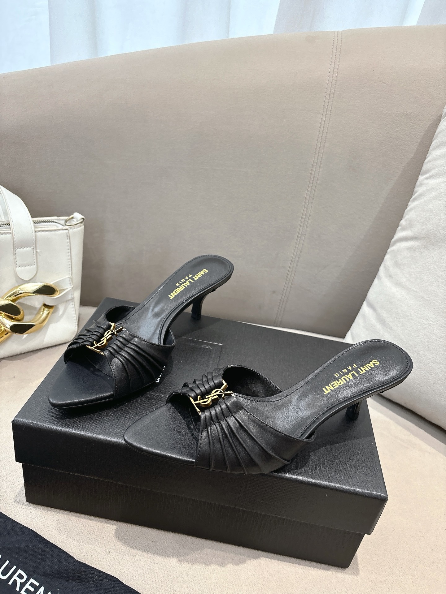 NO:723453,Saint Laurent YSL (Saint Laurent) classic pleated design mules, the upper is made of fine leather, with the iconic golden YSL metal buckle, pointed toe + mid-heel design, both elegant and individual, versatile and textured, whether it is commuting, dating or parties, you can easily control it!  The upper is imported cowhide, the lining is imported sheepskin, the sole is imported genuine leather, the heel height is 6 cm, the size is 36-40 (41, 42 customized) (full set of packaging), high heels and slippers, saint laurent, saint laurent, saint laurent, high heels, slippers, cowhide, sheepskin, Leather soles19860909圣罗兰YSL（Saint Laurent）经典的褶皱设计穆勒鞋,鞋面采用细腻皮革,搭配标志性的金色YSL金属扣,尖头+中跟设计,兼具优雅与个性,百搭又显质感无论是通勤、约会还是派对,都能轻松驾驭！ 鞋面进口牛皮 内里进口羊皮 鞋底进口真皮大底 跟高6 cm 码数36-40（41、42定做）（全套包装）,高跟鞋拖鞋,saint laurent,saint laurent,saint laurent,high heels,slippers,cowhide,sheepskin,Leather soles,Women's Shoes