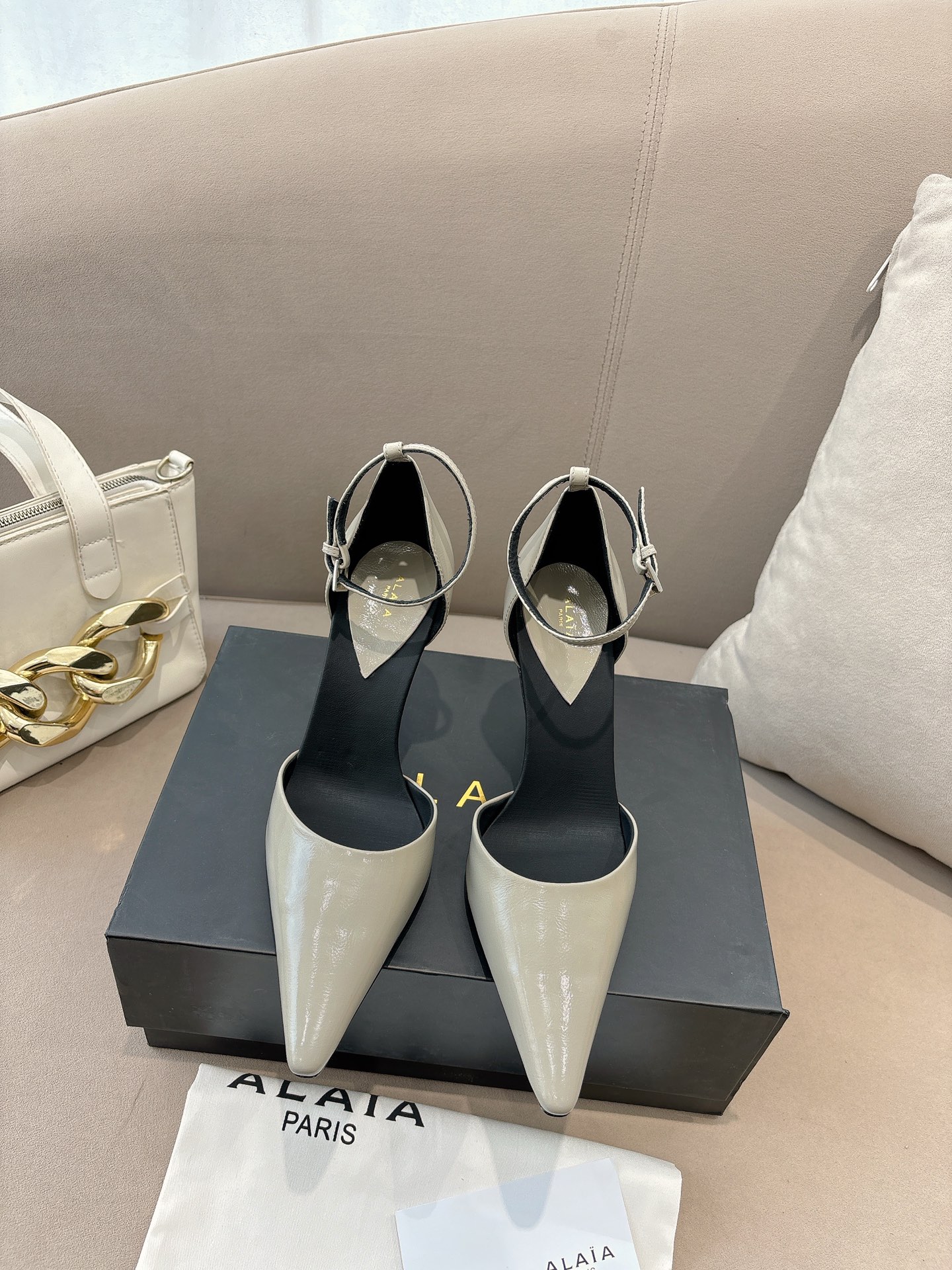 NO:747342,Alaa2026 spring and summer small square-toe high heels. These high heels are made of patent leather, with a back strap + metal buckle, which modifies the ankle and is stable. It is super easy to put on and take off. It can be easily worn in skirts and jeans, and is OK for commuting, dating, and formal occasions! French romantic atmosphere, a must-have for exquisite girls, easily becoming the focus of the audience. Made of small wrinkled patent leather, lining of sheepskin/small wrinkled patent leather, outsole imported from Italy, genuine leather outsole, heel height 9 cm, size 36-41 (42 made to order, non-returnable), high-heeled sandals, sandals, high heels, skirts, jeans, sheepskin, Leather soles19860909Alaa2026春夏小方头高跟鞋 这款高跟鞋采用漆皮材质,后空绊带+金属扣,修饰脚踝又稳固,穿脱超方便.裙装、牛仔裤都能轻松驾驭,通勤、约会、正式场合都OK！法式浪漫氛围感,精致女孩必入,轻松成为全场焦点. 面料小皱漆皮 內里垫脚羊皮/小皱漆皮 大底意大利进口真皮大底 跟高9 cm 码数36-41（42订做不退换）,高跟鞋凉鞋,sandals,high heels,skirts,jeans,sheepskin,Leather soles,Women's Shoes