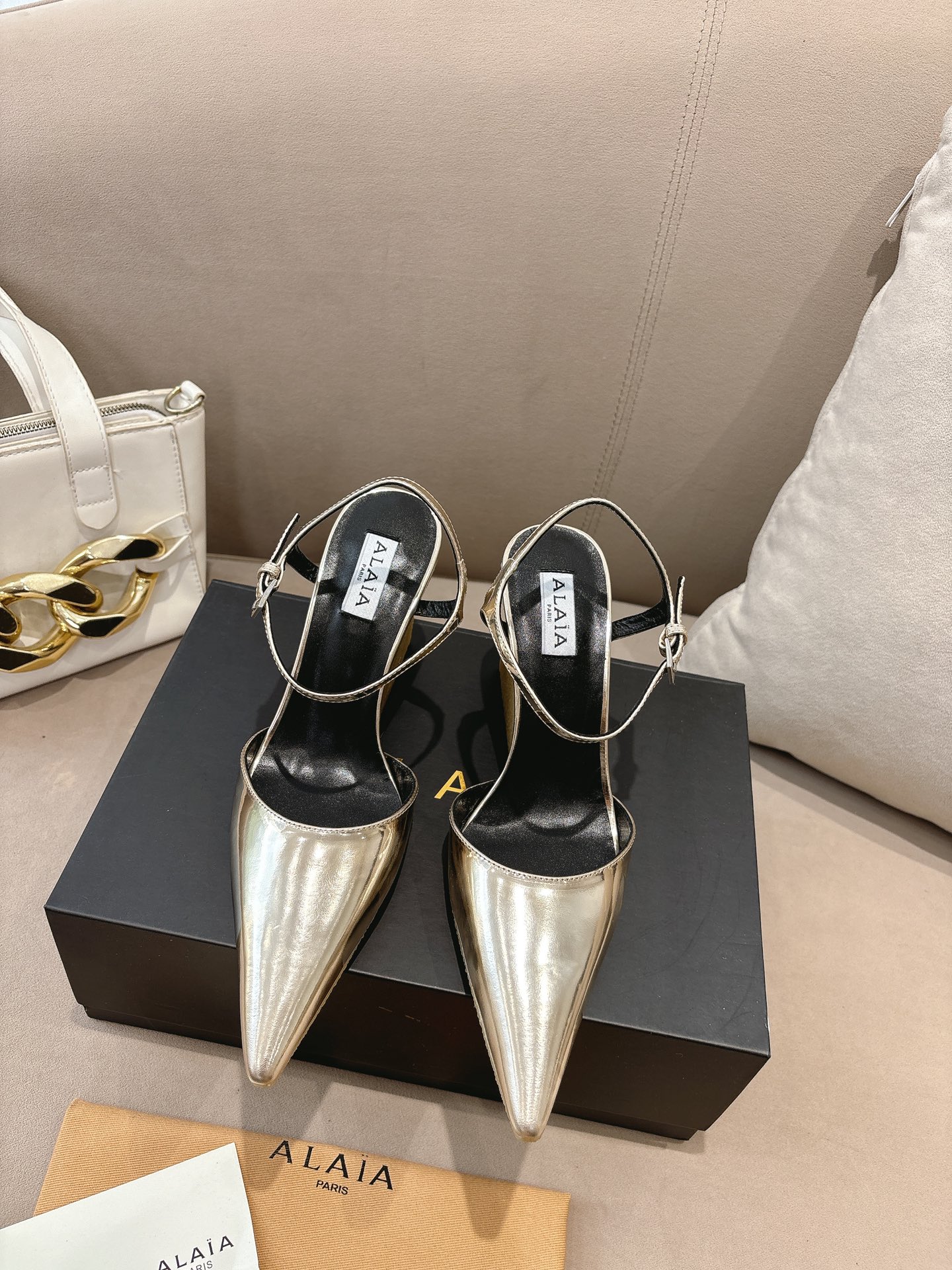 NO:747344,Alaa2026 spring and summer slope-soled high-heeled shoes. These high-heeled shoes are made of patent leather, with a back strap + metal buckle, which modifies the ankle and is stable. It is super easy to put on and take off. It can be easily worn in skirts and jeans, and is OK for commuting, dating, and formal occasions! French romantic atmosphere, a must-have for exquisite girls, easily becoming the focus of the audience. Made of patent leather, sheepskin lining, outsole imported from Italy, genuine leather outsole, heel height 8.5cm, size 36-41 (42 customized, non-returnable), high-heeled sandals, sandals, high heels, skirts, jeans, sheepskin, Leather soles19860909Alaa2026春夏坡底高跟鞋 这款高跟鞋采用漆皮材质,后空绊带+金属扣,修饰脚踝又稳固,穿脱超方便.裙装、牛仔裤都能轻松驾驭,通勤、约会、正式场合都OK！法式浪漫氛围感,精致女孩必入,轻松成为全场焦点. 面料漆皮 內里垫脚羊皮 大底意大利进口真皮大底 跟高8.5cm 码数36-41（42订做不退换）,高跟鞋凉鞋,sandals,high heels,skirts,jeans,sheepskin,Leather soles,Women's Shoes