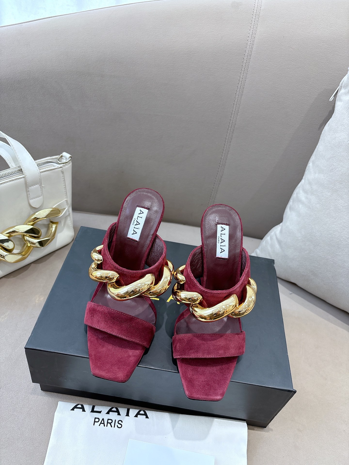 NO:747338,Alaa2026 Spring and Summer Wedge Sandals Alaa's wedge sandals are made of suede fabric with soft and delicate texture, decorated with metal chains, and full of luxury. The wedge-shaped wedge design is both taller and more comfortable. The open upper is easy to control in summer or dinner, elegant and personalized. The fabric is imported sheepskin, the lining is imported sheepskin, the outsole is imported genuine leather outsole from Italy, and the heel height is 10 cm. Size 36-41 (42 customized, non-returnable), high heels and slippers, sandals, high heels, slippers, sheepskin, sheep, chamois leather, Leather soles19860909Alaa2026春夏坡跟凉鞋 Alaa这款坡跟凉鞋采用麂皮面料,质感柔软细腻,搭配金属链条装饰,奢华感满满.楔形坡跟设计,增高又舒适.开放式鞋面,夏天或晚宴都能轻松驾驭,优雅又有个性. 面料进口羊猄皮 內里垫脚进口羊皮 大底意大利进口真皮大底 跟高10 cm 码数36-41（42订做不退换）,高跟鞋拖鞋,sandals,high heels,slippers,sheepskin,sheep,chamois leather,Leather soles,Women's Shoes