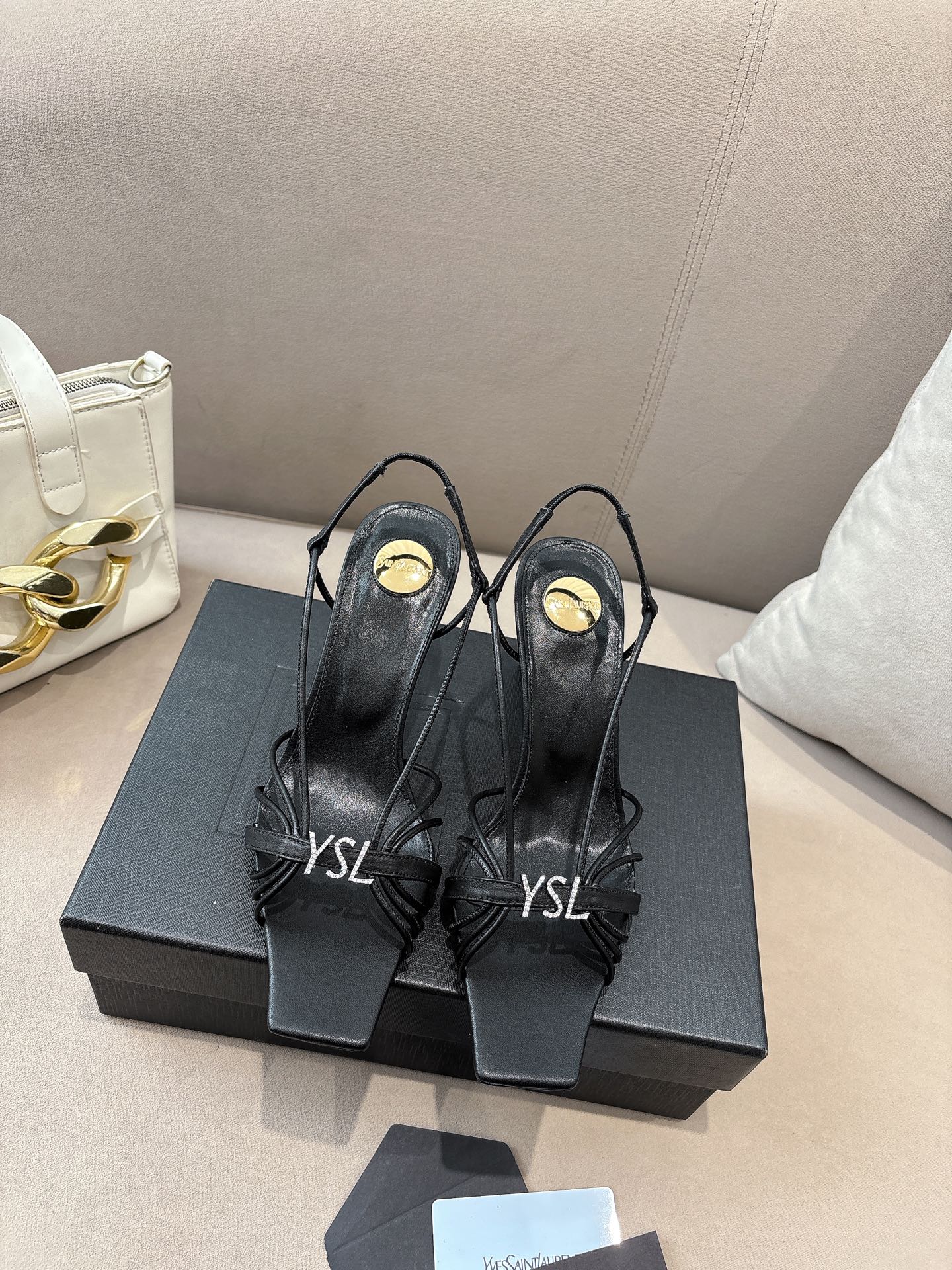 NO:788985,(Top version) Saint Laurent YSL (Saint Laurent) classic round rope design mules, the upper is made of fine leather, with the iconic golden YSL metal buckle, square toe + mid-heel design, both elegant and individual, versatile and high-quality, whether it is commuting, dating or party, you can easily control it!  The upper is imported cowhide, the lining is imported sheepskin, the sole is imported genuine leather, the heel height is 8cm, the size is 36-40 (41, 42 customized) (full set of packaging), high heels and sandals, saint laurent, saint laurent, saint laurent, sandals, high heels, cowhide, sheepskin, Leather soles19860909（顶级版本） 圣罗兰YSL（Saint Laurent）经典的圆绳设计穆勒鞋,鞋面采用细腻皮革,搭配标志性的金色YSL金属扣,方头+中跟设计,兼具优雅与个性,百搭又显质感无论是通勤、约会还是派对,都能轻松驾驭！ 鞋面进口牛皮 内里进口羊皮 鞋底进口真皮大底 跟高8cm 码数36-40（41、42定做）（全套包装）,高跟鞋凉鞋,saint laurent,saint laurent,saint laurent,sandals,high heels,cowhide,sheepskin,Leather soles,Women's Shoes