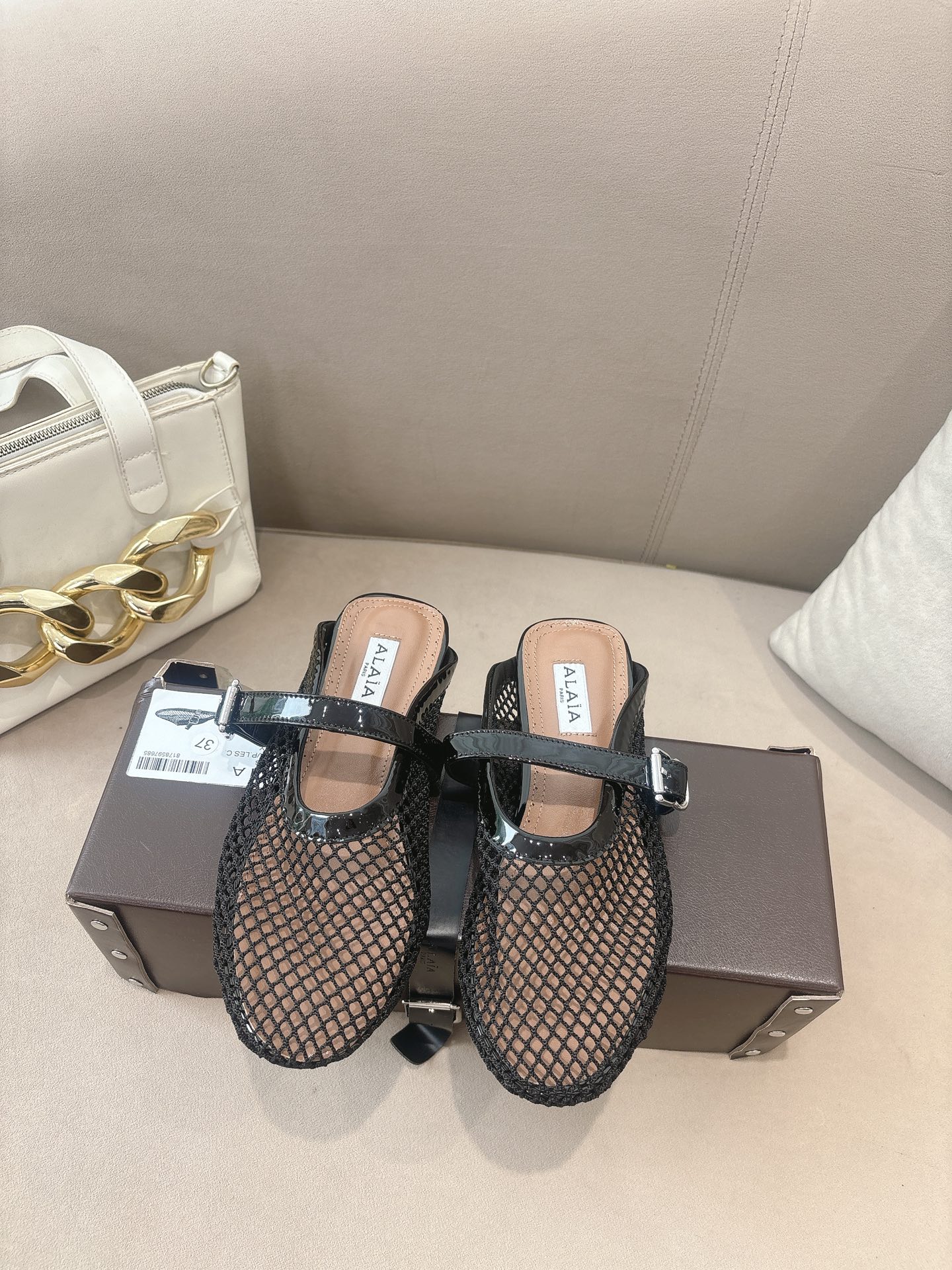 NO:781020,(Top version) 2026 Alaa's fishnet Mary Jane shoes, with hollow mesh + one-word buckle, retro and fashionable!  The black mesh is breathable, super comfortable to wear in summer, and the flat design is OK for daily commuting and leisure. The lining is soft and fit, perfect for comfort, French elegance and modernity. It can be worn with skirts and jeans, and you can easily switch between multiple styles. Fabric fishnet, lining sheepskin, outsole rubber, size 36-42, half drag, mary jane, skirts, jeans, sheepskin19860909（顶级版本） 2026 Alaa这款渔网玛丽珍鞋,镂空网面+一字扣带,复古又时髦！黑色网面透气,夏天穿超舒服,平底设计日常通勤、休闲都OK.内衬柔软贴合,舒适度满分,法式优雅+现代感,裙装牛仔裤都能搭,轻松切换多种风格. 面料渔网 内里羊皮 大底橡胶 码数36-42,半拖,mary jane,skirts,jeans,sheepskin,Women's Shoes