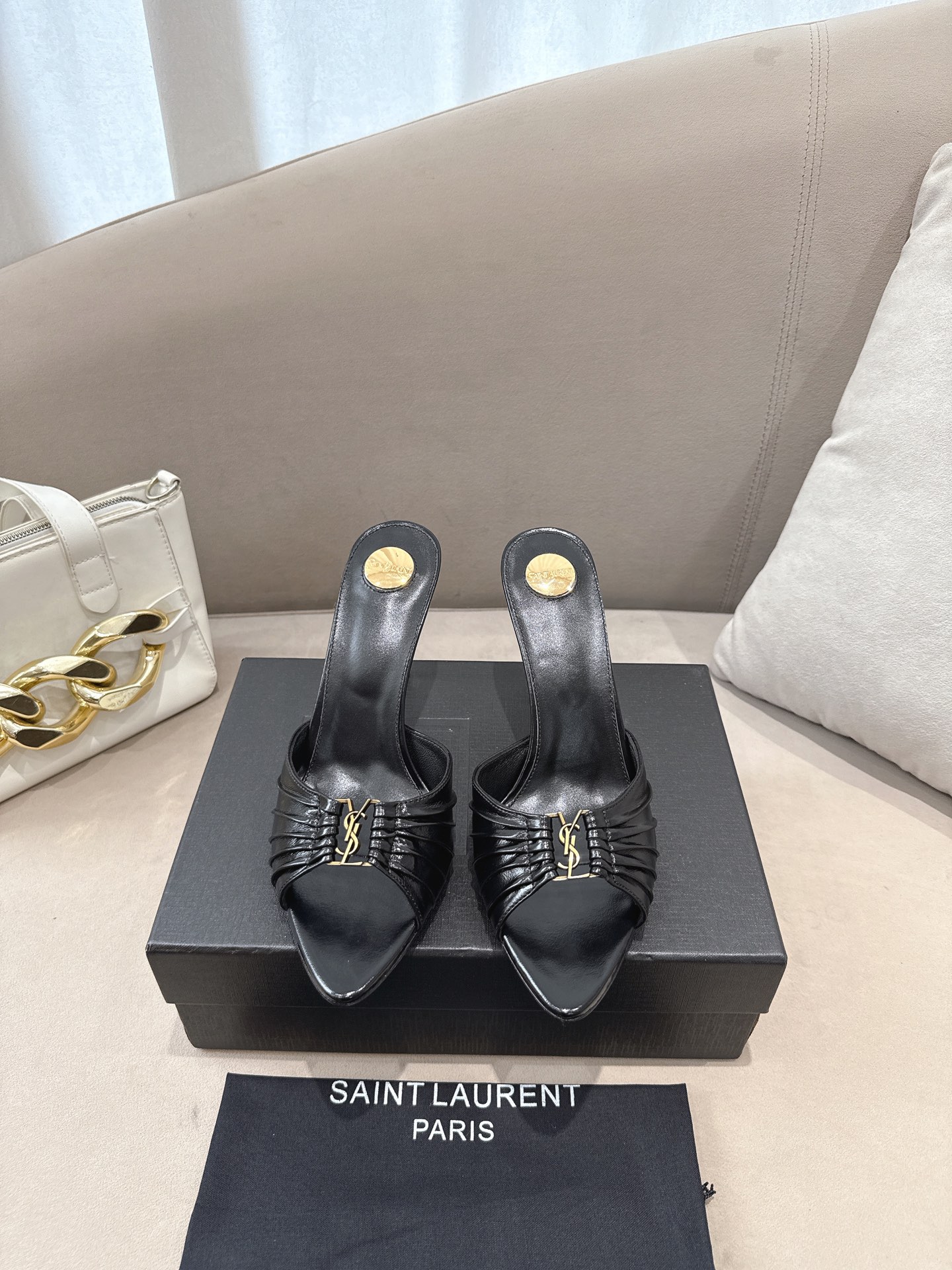 NO:780960,(Top version) Saint Laurent YSL (Saint Laurent) classic pleated design mules, the upper is made of fine leather, with the iconic golden YSL metal buckle, pointed toe + mid-heel design, it has both elegance and personality, is versatile and shows texture, whether it is commuting, dating or party, you can easily control it!  The upper is imported butter, the lining is imported sheepskin, the sole is imported genuine leather, the heel height is 9 cm, the size is 36-40 (41, 42 customized) (full set of packaging), high heels and slippers, saint laurent, saint laurent, saint laurent, high heels, slippers, sheepskin, Leather soles19860909（顶级版本） 圣罗兰YSL（Saint Laurent）经典的褶皱设计穆勒鞋,鞋面采用细腻皮革,搭配标志性的金色YSL金属扣,尖头+中跟设计,兼具优雅与个性,百搭又显质感无论是通勤、约会还是派对,都能轻松驾驭！ 鞋面进口牛油 内里进口羊皮 鞋底进口真皮大底 跟高9 cm 码数36-40（41、42定做）（全套包装）,高跟鞋拖鞋,saint laurent,saint laurent,saint laurent,high heels,slippers,sheepskin,Leather soles,Women's Shoes