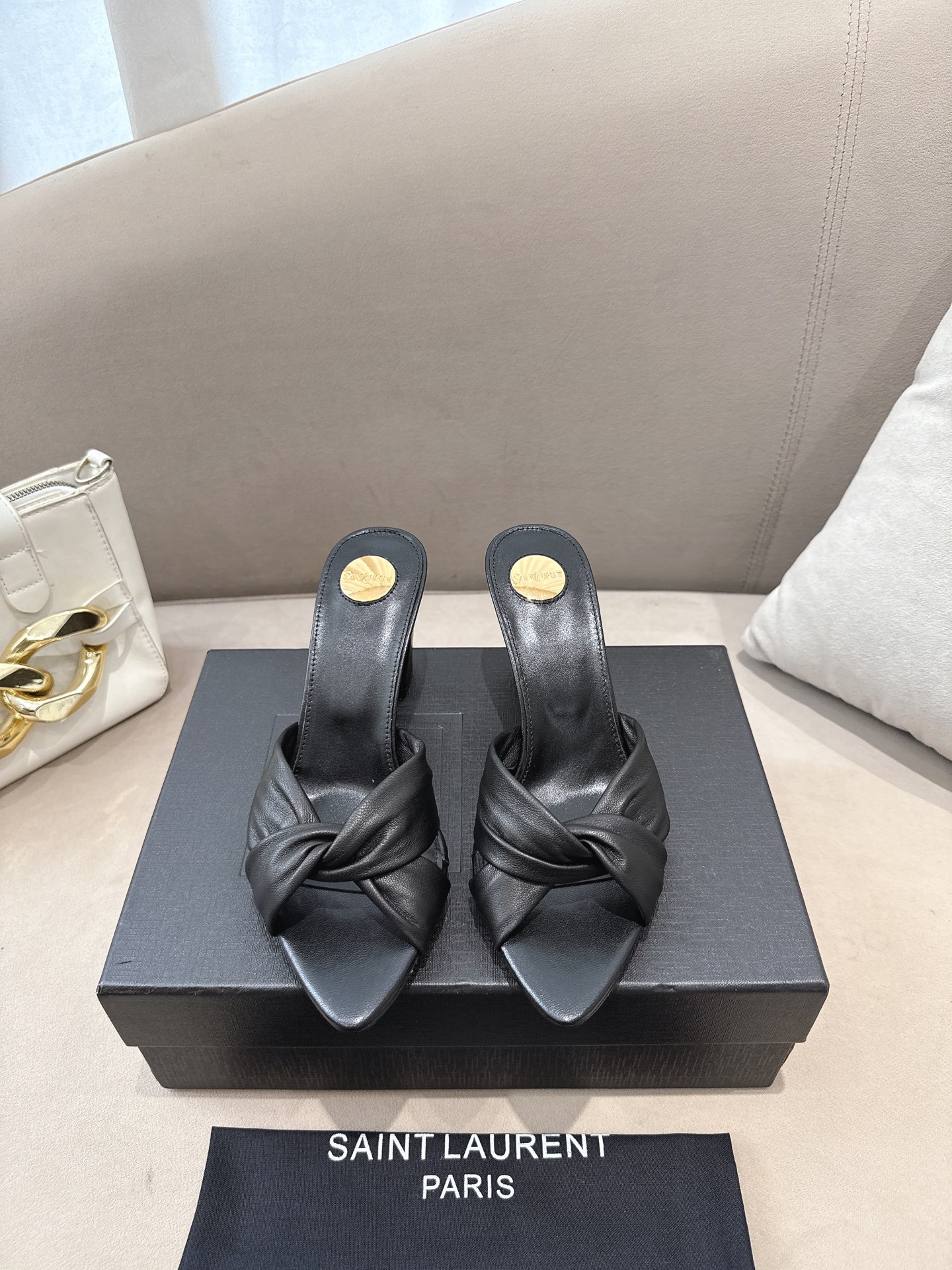 NO:780968,(Top version) YSL (Saint Laurent) pointed toe pleated sandals are made of imported super soft sheepskin. The upper pleat design is super layered, simple and advanced. The pointed toe + mid-heel elongates the leg line, and can be easily controlled by light and sophisticated style or French elegance. The open-toe design is breathable, super comfortable to wear in summer, and is OK for commuting, dating, and formal occasions!  The metal logo on the sole is full of branding. It is a practical and fashionable versatile item ~ The upper is imported super soft sheepskin, the lining is imported super soft sheepskin, the sole is imported genuine leather, the heel height is 7.5 cm, the size is 36-40 (41, 42 customized) (full set of packaging), high heels and slippers, saint laurent, saint laurent, saint laurent, high heels, slippers, sheepskin, Leather soles19860909（顶级版本） 圣罗兰YSL（Saint Laurent） 尖头褶皱凉拖选用进口超软羊皮,鞋面褶皱设计超有层次感,简约又高级.尖头+中跟,拉长腿部线条,轻熟风or法式优雅都能轻松驾驭.露趾设计透气,夏天穿超舒服,通勤、约会、正式场合都OK！鞋底金属Logo,品牌感满满,是实用又时髦的百搭单品～ 鞋面进口超软羊皮 内里进口超软羊皮 鞋底进口真皮大底 跟高7.5 cm 码数36-40（41、42定做）（全套包装）,高跟鞋拖鞋,saint laurent,saint laurent,saint laurent,high heels,slippers,sheepskin,Leather soles,Women's Shoes