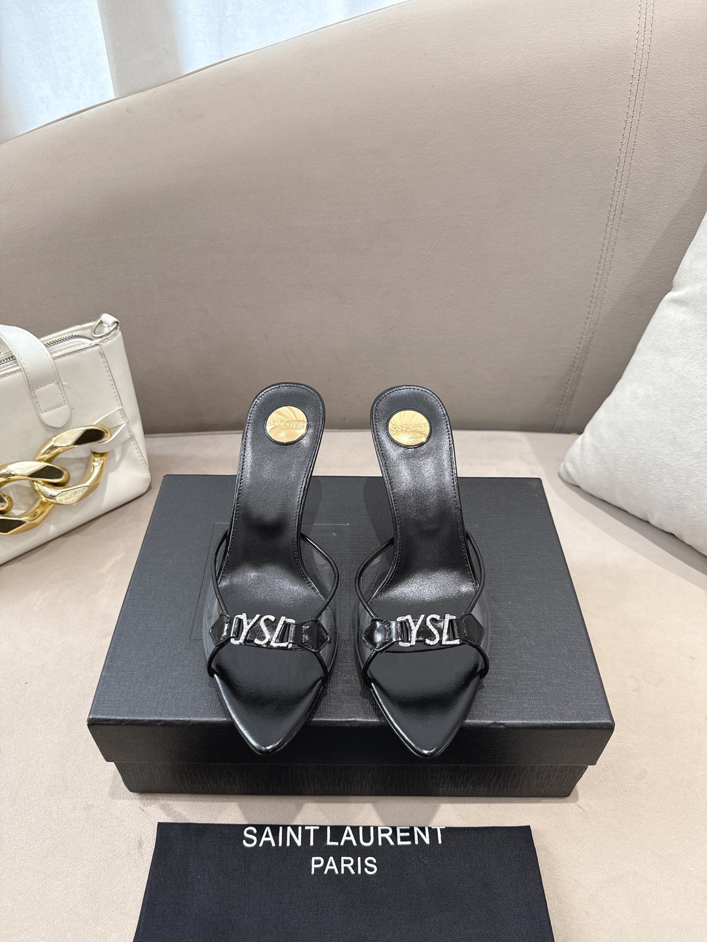 NO:780976,(Top version) YSL (Saint Laurent) YSL high-heeled transparent film slippers, made of black butter leather, full of gloss, and the YSL metal logo on the upper is super recognizable!  The pointed toe + stiletto heel design is elegant and long-legged. The back style is easy to put on and take off, making it easy to wear for commuting and parties. The sole is decorated with golden circles, with exquisite details and a full sense of brand. It goes well with skirts or suit pants, and easily enhances the sense of style. Imported TPU/imported butter leather for the upper, imported goatskin for the lining, imported leather outsole, heel height 8cm, size 36-40 (customized for 41, 42) (full package), high heels, slippers, saint  laurent,saint laurent,saint laurent,high heels,slippers,skirts,business suit,sheepskin,Leather soles19860909（顶级版本） 圣罗兰YSL（Saint Laurent） 圣罗兰YSL标高跟透明胶片拖鞋,黑色牛油皮材质,光泽感满分,鞋面YSL金属标志超有辨识度！尖头+细高跟设计,优雅又显腿长,后空款式穿脱方便,通勤、派对都能轻松驾驭.鞋底金色圆形装饰,细节精致,品牌感十足.搭配裙装或西装裤都很出彩,轻松提升造型高级感 鞋面进口TPU/进口牛油皮 内里进口山羊皮 鞋底进口真皮大底 跟高8cm 码数36-40（41、42定做）（全套包装）,高跟鞋拖鞋,saint laurent,saint laurent,saint laurent,high heels,slippers,skirts,business suit,sheepskin,Leather soles,Women's Shoes