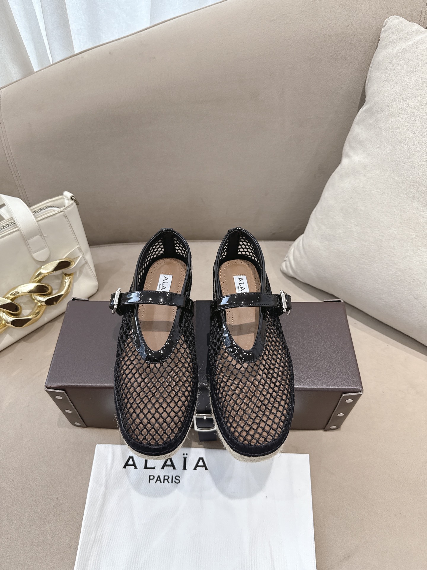 NO:900525,Alaa patent leather mesh fisherman shoes, patent leather + mesh + hemp rope design, fashionable and breathable, super comfortable to wear in summer! The flat bottom is stable for walking and fits all types of feet. The mesh surface is hollow, breathable and not stuffy, and the patent leather has a perfect luster. It can be easily matched with casual or French styles~ It is suitable for daily outings and vacations. It is comfortable and fashionable. It is a must-have item in summer! Fabric patent leather/fishnet, lining, imported sheepskin, outsole rubber, heel height 2cm, size 35-42, single shoes, espadrilles, sheepskin19860909Alaa漆皮网面渔夫鞋 漆皮+网面+麻绳设计,时尚又透气,夏天穿超舒服！平底走路稳稳的,贴合各种脚型.网面镂空,透气不闷脚,漆皮光泽感满分,百搭休闲or法式风都能轻松驾驭～日常出街、度假都很适合,舒适又时髦,夏季必入单品！ 面料漆皮/渔网 內里垫脚进口羊皮 大底橡胶 跟高2cm 码数35-42,单鞋,espadrilles,sheepskin,Women's Shoes