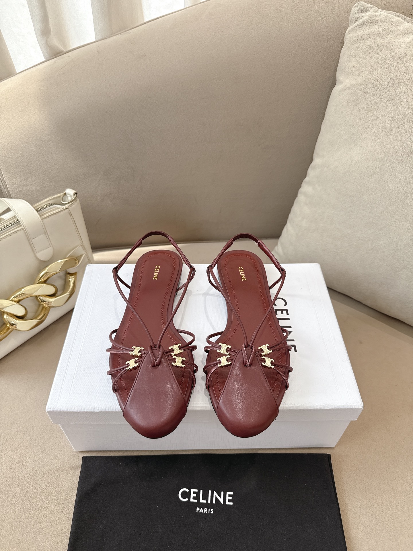 NO:957316,CELINE* Celine strappy sandals, soft leather + metal 'C' logo, simple and recognizable. Flat-soled design, super comfortable for daily wear, straps fit the instep, stable and fashionable. They are versatile whether worn with skirts or trousers, and the elegance is easy to control ~ Shoebox & dust bag packaging, perfect texture, perfect for gifting and personal use. Sheepskin upper, sheepskin lining, outsole, genuine leather  Size 36-42,sandals,celine,celine,sandals,skirts,sheepskin19860909CELINE*思琳赛琳 绑带凉鞋 柔软皮革+金属“C”标志,简约又有辨识度.平底设计,日常穿超舒适,绑带贴合脚背,稳固又时髦.无论搭裙装还是裤装都很百搭,优雅气质轻松拿捏～鞋盒&防尘袋包装,质感满分,送礼自用都超合适 鞋面羊皮 内里羊皮内里 大底真皮底 码数36-42,凉鞋,celine,celine,sandals,skirts,sheepskin,Women's Shoes