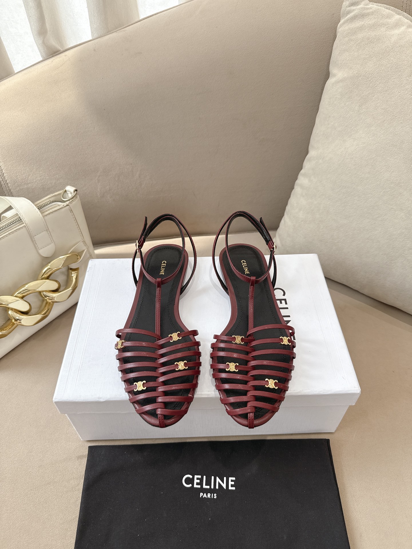 NO:957334,CELINE* Celine Arc de Triomphe woven sandals Celine Arc de Triomphe woven sandals, natural leather + hollow woven design, golden Arc de Triomphe metal buckle super recognizable. Flat-bottomed toe cap, super comfortable and fashionable to wear in summer, easy to wear for commuting and vacation!  Simple and elegant style, you can match skirts and trousers as you like, full of French atmosphere~ The soles are soft, you will not feel tired after walking for a long time, practical and good-looking!  Sheepskin upper, sheepskin lining, leather outsole, size 36-42, sandals, celine, sandals, skirts, sheepskin19860909CELINE*思琳 凯旋门编织凉鞋 Celine凯旋门系列编织凉鞋,天然皮革+镂空编织设计,金色凯旋门金属扣超有辨识度.平底包头,夏天穿超舒适又时髦,通勤、度假都能轻松驾驭！简约优雅风格,裙装裤装随心搭配,法式氛围感拉满～鞋底柔软,长时间走路也不累,实用又好看！ 鞋面羊皮 内里羊皮 大底真皮底 码数36-42,凉鞋,celine,sandals,skirts,sheepskin,Women's Shoes