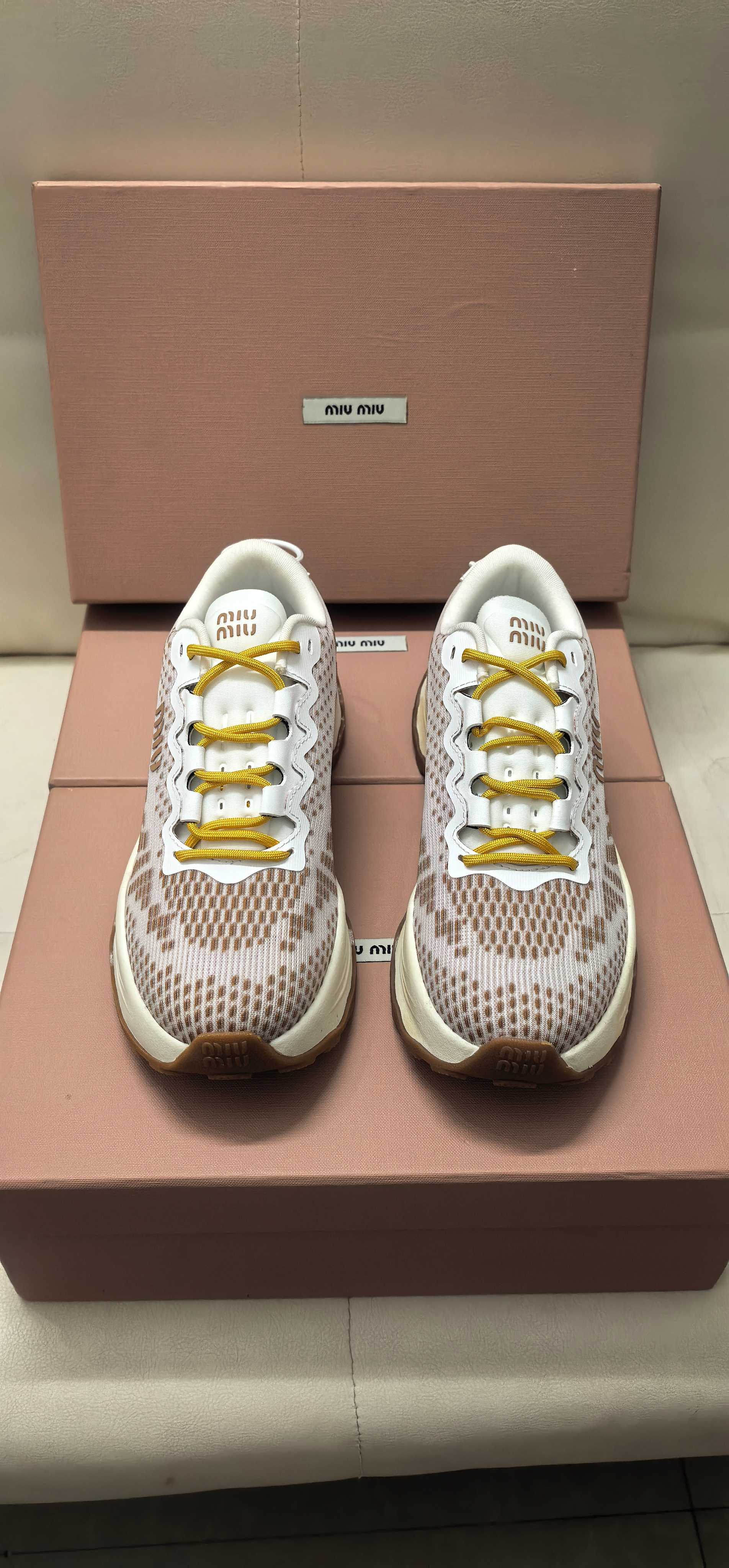 Zapatillas MiuMiu de suela gruesa‼ ️ Después de liderar la estética delgada del "zapato de suela fina" durante muchos a…