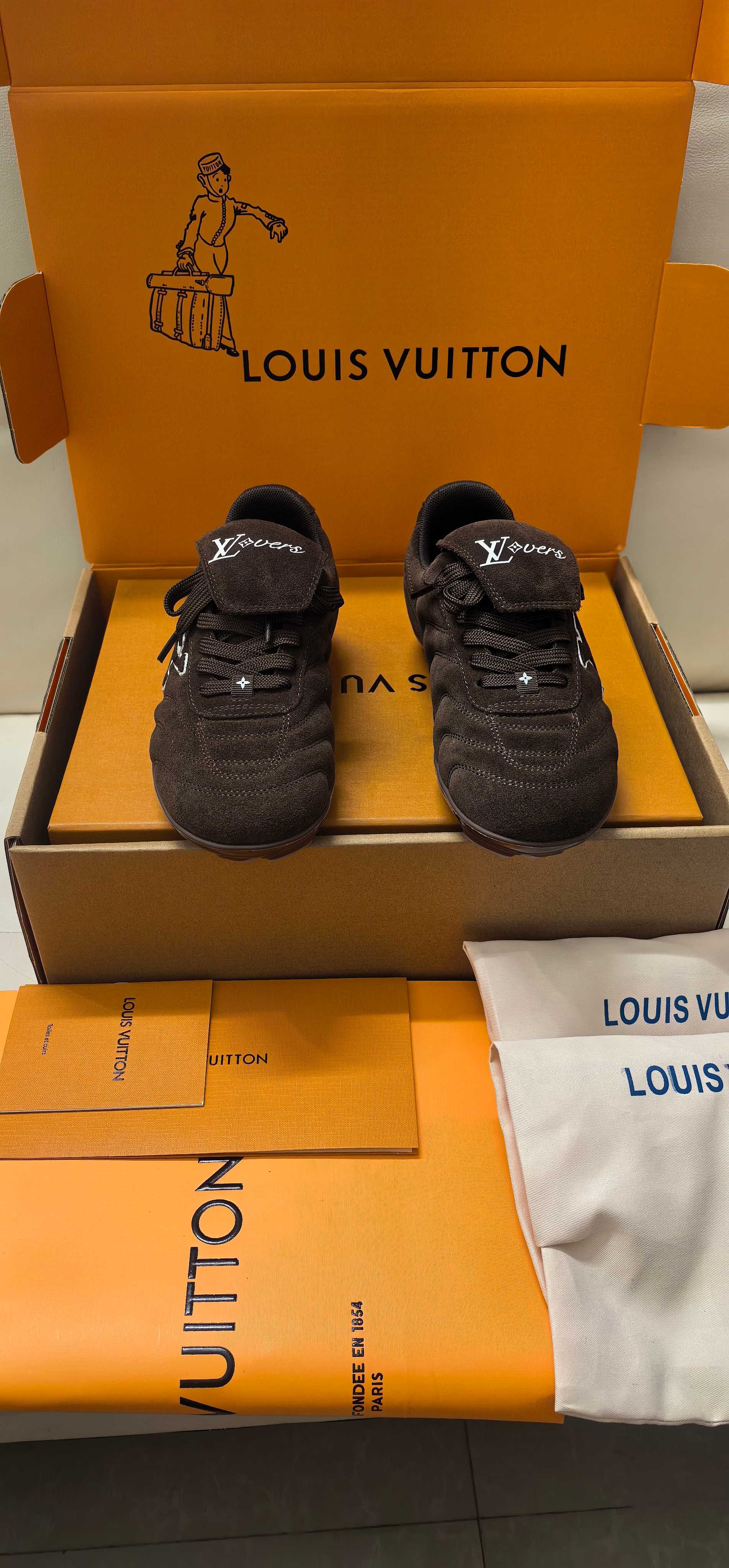 NO:352669,Real price 5 Louis Vuitton Sports Shoes Football Shoes Casual Running Shoes!  Many celebrity internet celebrities have bought and developed the original version and football shoes appeared in Louis Vuitton. Fabric: imported Niujing, Neil sheepli + breathable mesh sole original 1:1TPU sole, bottom thickness 4cm Size: 35-45 Couple model, full set of counter synchronous gift box packaging!  , louis vuitton,sneakers19860909实价5   路易威登 运动鞋 足球鞋 休闲 跑鞋！众多明星网红纷纷上脚原版购入开发 足球鞋亮相路易威登  面料:进口牛京 内里绵羊里+透气网鞋底原版1:1TPU大底 底厚4cm Size:35-45 情侣款 全套专柜同步礼盒包装！,,louis vuitton,sneakers,Men's shoes