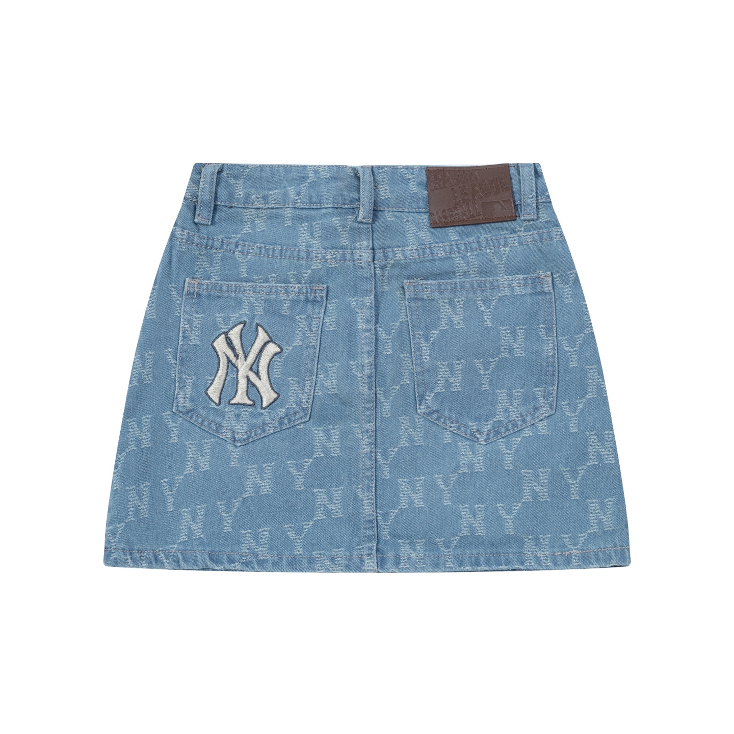 【经典永驻 潮流焕新】深蓝牛仔短裙重磅登场! 【设计亮点】 🔷 经典牛仔蓝邂逅复古美学 | 选用高密度水洗牛仔布,柔韧筋骨感与做旧肌理完美平衡 🔷 立体剪裁显瘦王炸 | 定制弧形腰头搭载双排扣+隐藏拉链,搭配可拆卸腰带轻松勾勒腰线 🔷 细节控的狂欢盛宴 | 1:1复刻专柜工艺,对称工装口袋+立体压花「NY」字母,每处车线误差<0.3mm 🔷 穿搭buff叠满 | 从基础白T到设计感Crop top,轻松解锁美式复古/千禧辣妹/日系盐系多重风格 【工艺革命】 ✨ 激光镭射「NY」图腾经72小时水洗测试不掉色 ✨ 五线拷边+8道加固工序,激烈活动不开线 ✨ 独家定制四面弹牛仔面料,久坐不皱不起拱 ✨ 3D立体打版技术,梨形身材也能穿出漫画腿 【场景全适配】 ☑️ 约会炸街配马丁靴——甜酷感爆表 ☑️ 通勤职场搭小西装——美式复古腔调 ☑️ 音乐节狂欢混搭绑带鞋——Y2K辣妹本辣 【天花板级复刻】 🔝 专供出口级牛仔面料经Oeko-Tex认证 🔝 72道质检工序超越行业标准 🔝 五金件经2000次开合测试依旧顺滑 🔝 每件独立编码支持专柜验货 经典单品+潮流元素的终极碰撞,这件能穿十年的牛仔裙正在创造新的穿搭神话! 颜色 蓝灰色 仅供参考 具体可以参考尺码表 S (100斤) M (120斤) L (140斤)