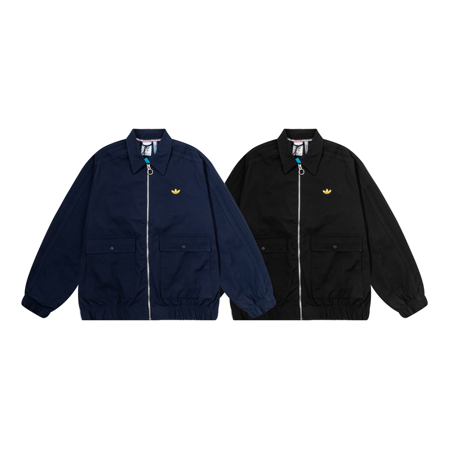 P150💰 【adidas 复古工装风夹克】 宝子们看过来！adidas 这款夹克太绝啦～藏青、酷黑双色可选，复古工装感直接拉满。翻领设计利落有型，胸前小金标精致又吸睛，两侧大口袋实用还能凹造型。面料舒适，版型宽松不挑人，春秋季穿正合适，不管是搭配牛仔裤走街头风，还是配休闲裤耍帅，都能轻松穿出随性潮酷范儿，让你成为人群中亮眼的存在～ 款号 黑色 蓝色 尺码S-XXL