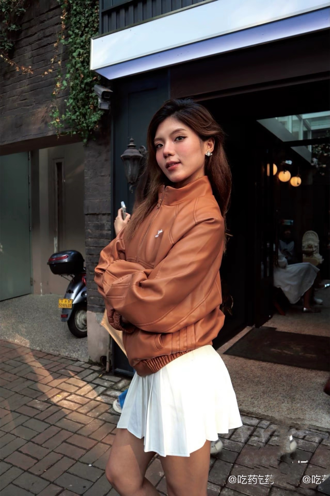 P150💰

🌿【穿搭灵感｜阿迪三叶草皮夹克，承包你所有风格】

谁懂啊！一件皮夹克居然能玩出这么多花样～
☕️焦糖棕款：内搭白衬衫+领带，学院风混搭街头感，抱只小萌宠，咖啡探店都像在拍时尚大片～
🌌黑色款：夜晚海边配红格裙，甜辣拽姐直接封神，明线设计细节拉满，走在路上回头率爆棚！
阿迪达斯三叶草复古皮夹克，质感在线还百搭，潮人衣柜必须锁死它！👉 戳我get同款，这个秋天的时髦你说了算～
尺码S-XXL