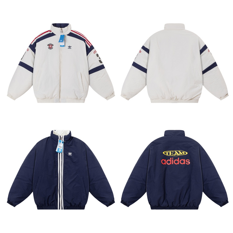 P200💰

这是一件阿迪达斯三叶草系列的双面穿棉服，它的设计亮点是正反两面可以换着穿，让你轻松穿出两种不同风格。

一面是米白色为主，搭配红蓝撞色条纹和数字“3”的运动风设计，胸口还有刺绣徽章，显得很有复古运动感。另一面是深蓝色，背后印有醒目的“TEAM adidas”字样，简约又有街头潮酷感。

这种双面穿的设计很实用，一件衣服能穿出两种完全不同的感觉，无论是日常出街还是运动休闲，都能轻松驾驭。而且它的版型比较宽松，对身材的包容性很好，搭配牛仔裤或运动裤都很合适。
颜色 杏色 黑色
尺码S-XXL