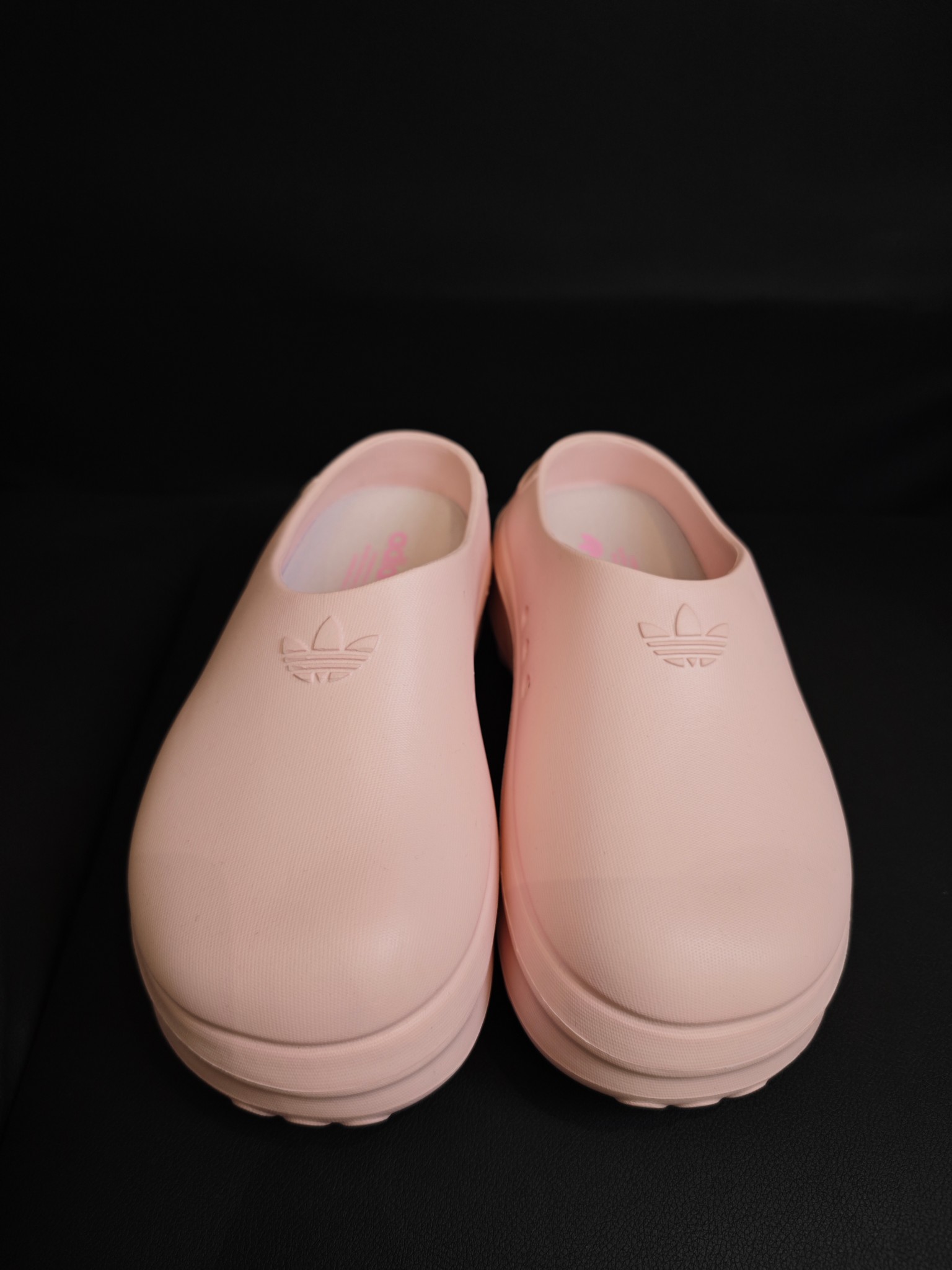 NO:443961,New models available AD Originals AdiFOM Stan Smith Mule Anti-slip wear-resistant lightweight sports sandals Muller Chefs IE4626 Easy foot feel Walk as soon as you wear These slippers are designed to pay tribute to the classic Stan Smith Simple upper and heel details are inspired by the original and revolutionize modern style with thick proportions and ultra-smooth touch Using foam made of sugar cane Eco-friendly Get rid of straps or laces Easy to put on and off Keep comfortable Using natural renewable materials Designed to help reduce plastic pollution Size 36 37 38 39 40 41 42 43 44 45 Code Xby2936000, semi-torque, sandals, slippers19860909新款上架AD Originals AdiFOM Stan Smith Mule 防滑耐磨轻便运动凉鞋穆勒厨师鞋 IE4626 轻松脚感 一穿即走 这款拖鞋旨在致敬经典的Stan Smith 简约鞋面和后跟细节灵感源于原版 并通过厚实的比例和超光滑的触感 带来现代风格的革新 采用含有甘蔗制成的泡沫材料 心系环保 摆脱绑带或鞋带束缚 易于穿脱 保持舒适 采用天然可再生材料 旨在帮助减少塑料污染 尺码36 37 38 39 40 41 42 43 44 45 编码Xby2936000,半拖,sandals,slippers,Women's Shoes