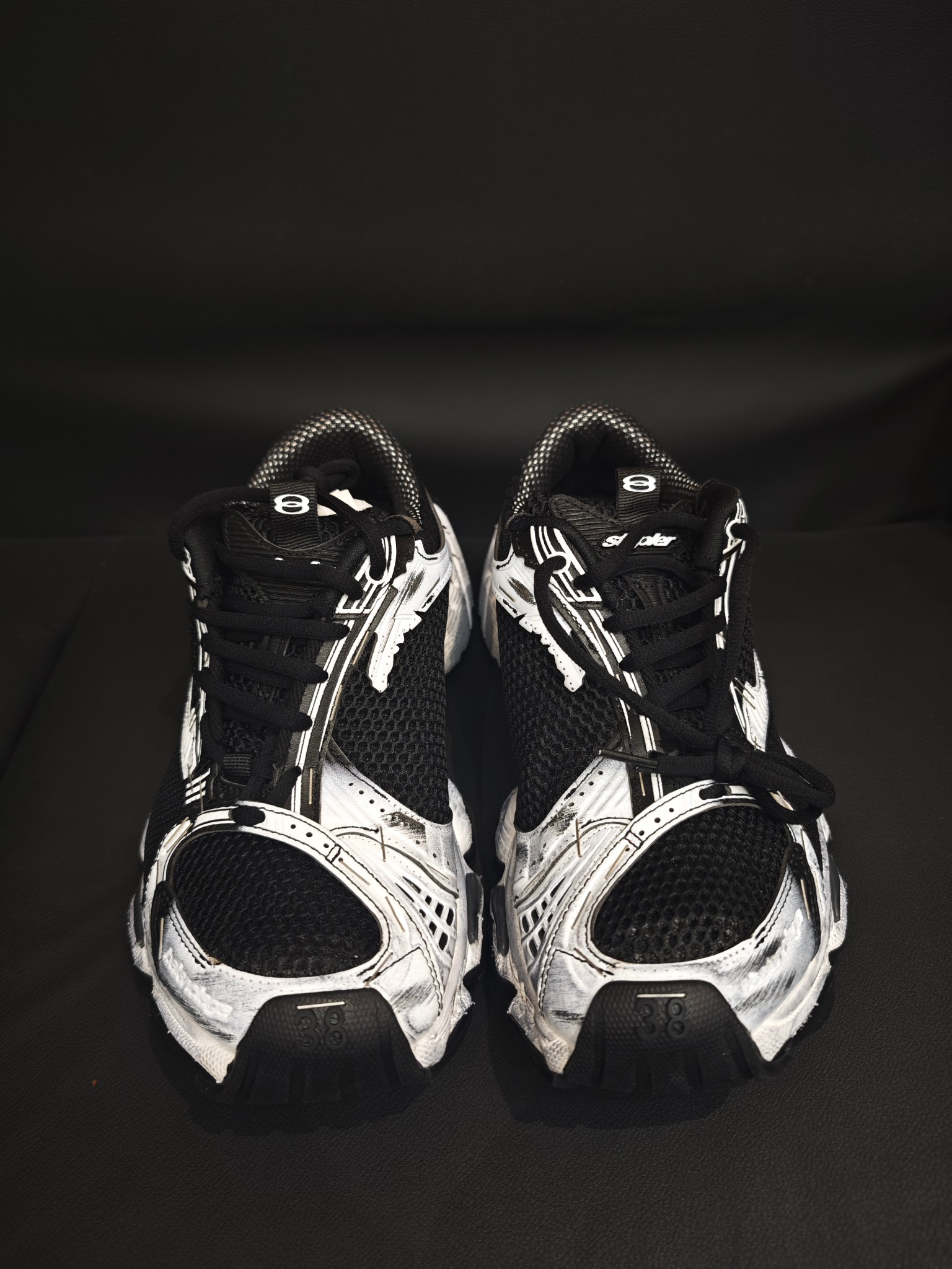 NO:705794,[Poison Version] Balenciaga Stapler 14th Generation 11XL Mesh Style Black Well-known Parisian factory pure original 14th generation internet name dad shoes staple style spring and summer series Official synchronization While continuing the Balenciaga Runner silhouette and complex upper plastic structure, the taller, wider and convex outsole continues to continue the retro dad trend!  Equipped with a soft foam outsole, the overall weight is reduced, adapting to more people, and easily interpreting the retro trend!  The original large box is 100% restored to the official configuration from the inside out. It is a top-notch version that will crush all versions!  Size 35 36 37 38 39 40 41 42 43 44 45 46 Code DF440460, dad shoes, balenciaga, balenciaga19860909【毒版】Balenciaga Stapler 巴黎世家14代 11XL网纱款 黑色 知名巴黎大厂纯原 14代网名老爹鞋 订书针款 春夏系列 官方同步 在延续 Balenciaga Runner 轮廓和复杂鞋面塑胶结构的同时 增高宽体外凸的大底 继续延续复古老爹风向标！ 搭载柔软发泡材质大底 整体重量减轻 适应更多人群 轻松演绎复古潮流！ 原装大盒从里到外一切百分百还原官方配置 顶级专供碾压一切版本！ 尺码35 36 37 38 39 40 41 42 43 44 45 46 编码DF440460,老爹鞋,balenciaga,balenciaga,Women's Shoes