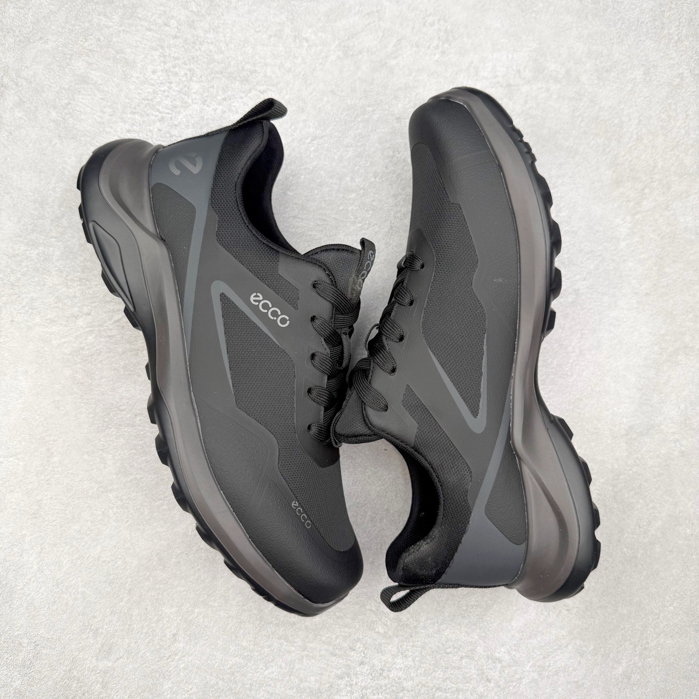 882594黑 ECCO爱步男款运动鞋 户外防水透气防滑复古跑鞋时尚拼接徒步鞋