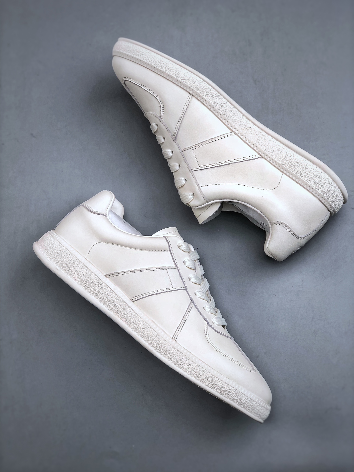 300 ECCO爱步男鞋德训鞋秋 经典时尚百搭舒适小白鞋男 635398白