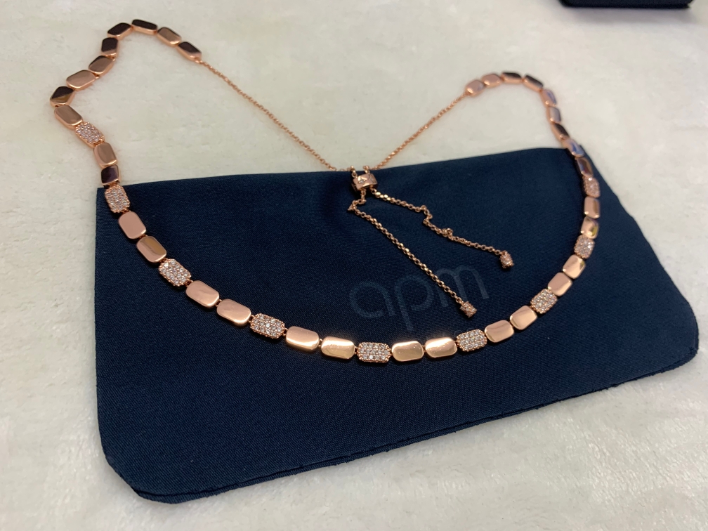 APM 精致玫瑰金可调节项链女生简约饰品手饰生日礼物。