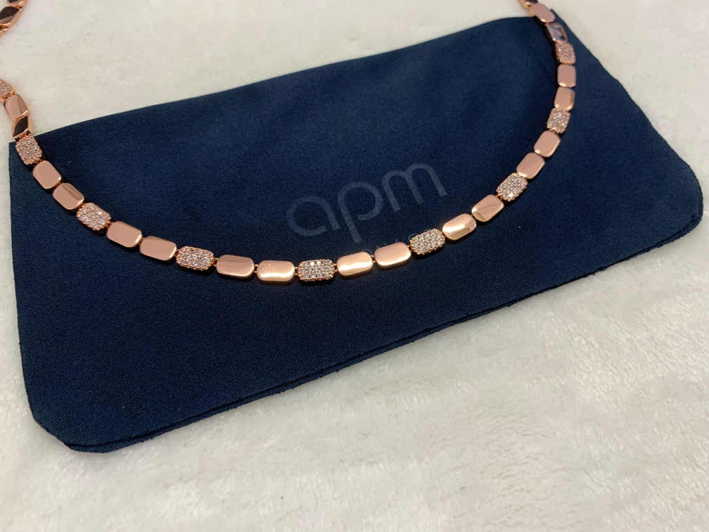 APM 精致玫瑰金可调节项链女生简约饰品手饰生日礼物。