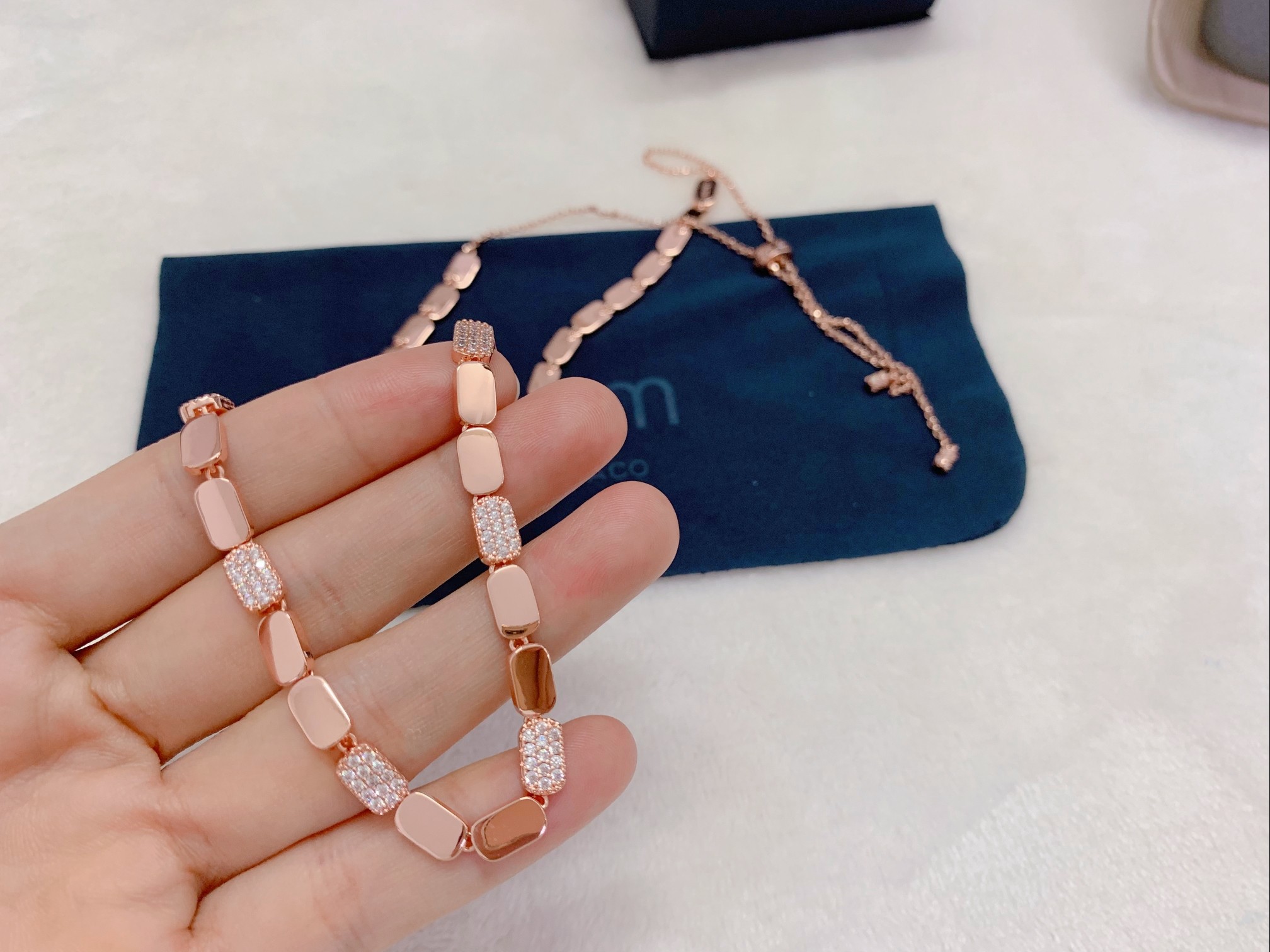 APM 精致玫瑰金可调节项链女生简约饰品手饰生日礼物。